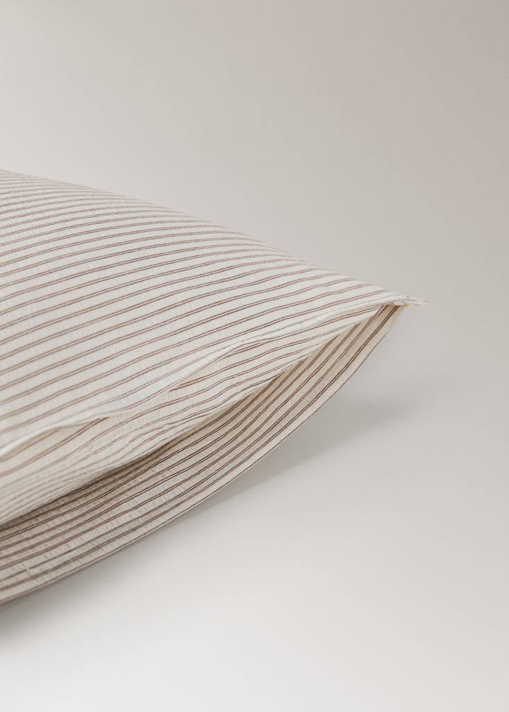 Two seersucker cotton pillowcases with fine stripes 50x75 cm — Coffee