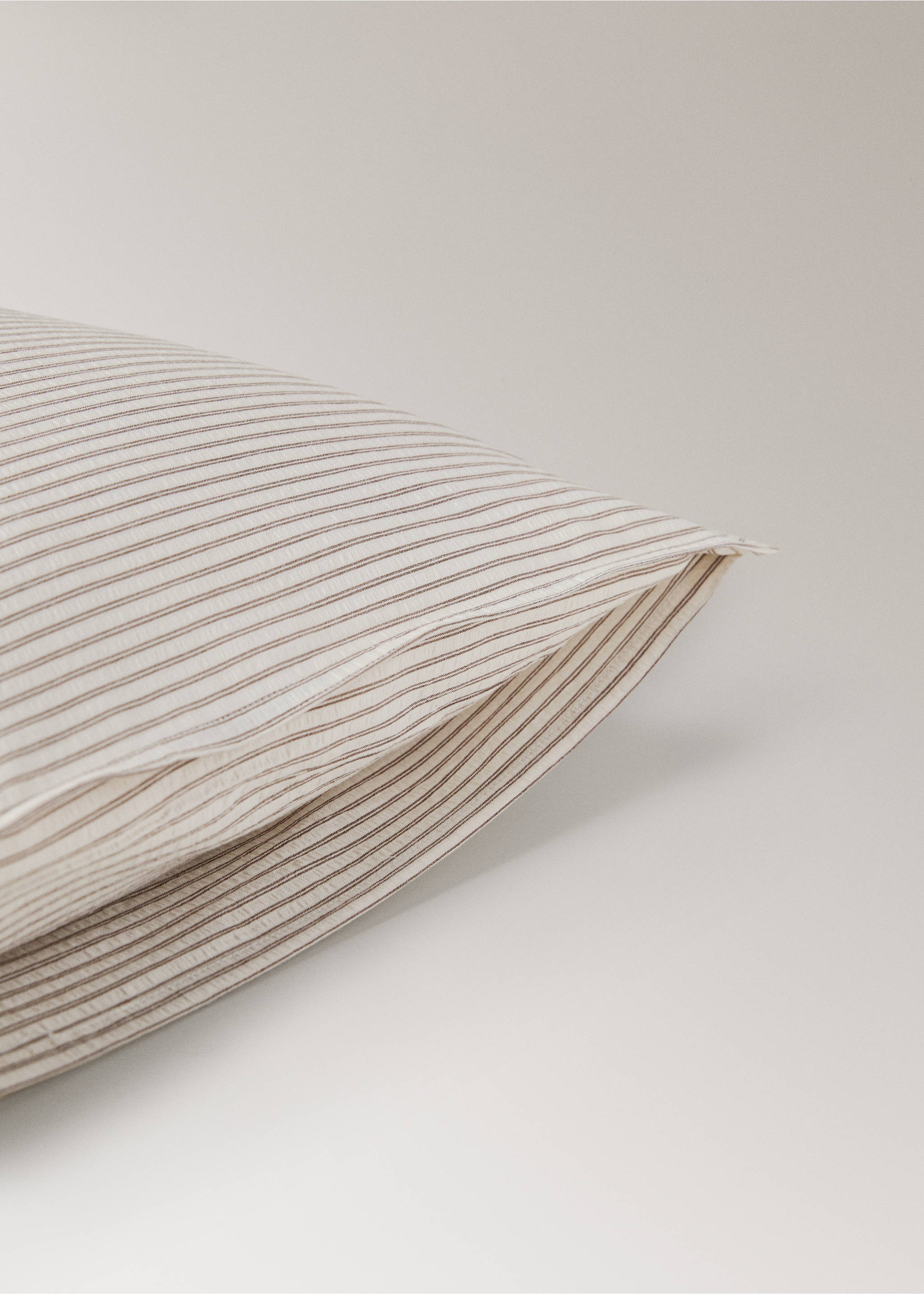 Two seersucker cotton pillowcases with fine stripes 50x75 cm - Details of the article 2, Coffee. Ref: 37051460-00.
