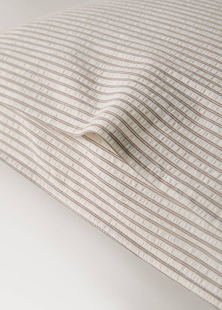 Two seersucker cotton pillowcases with fine stripes 50x75 cm — Coffee