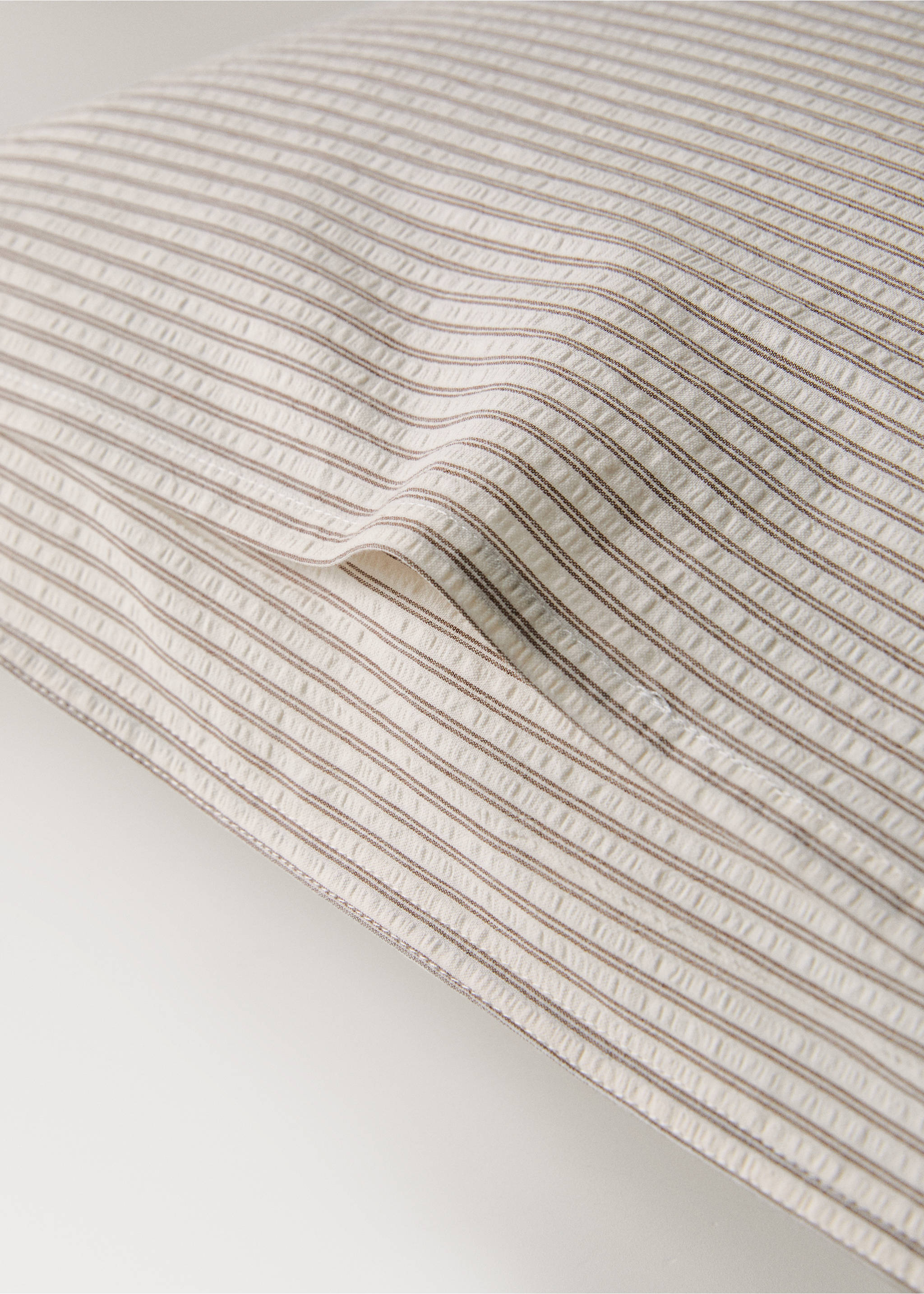 Two seersucker cotton pillowcases with fine stripes 50x75 cm - Details of the article 3, Coffee. Ref: 37051460-00.