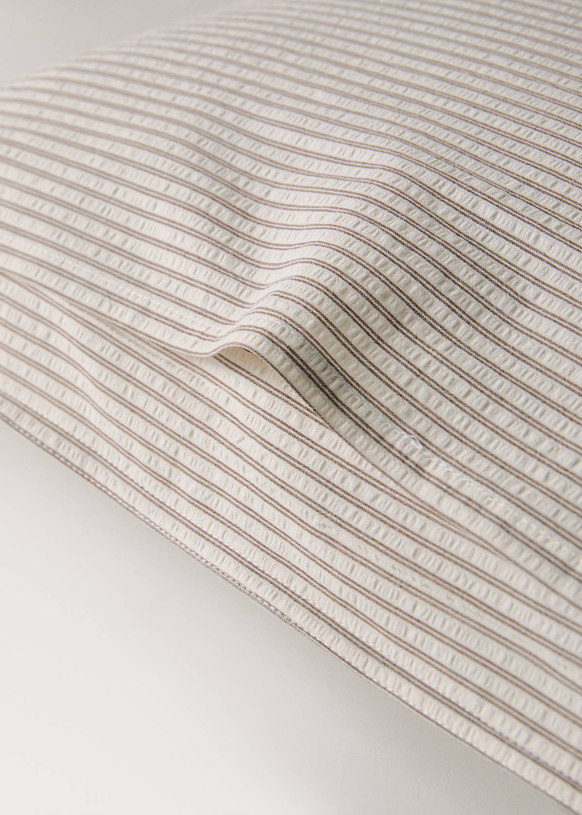 Two seersucker cotton pillowcases with fine stripes 50x75 cm — Coffee