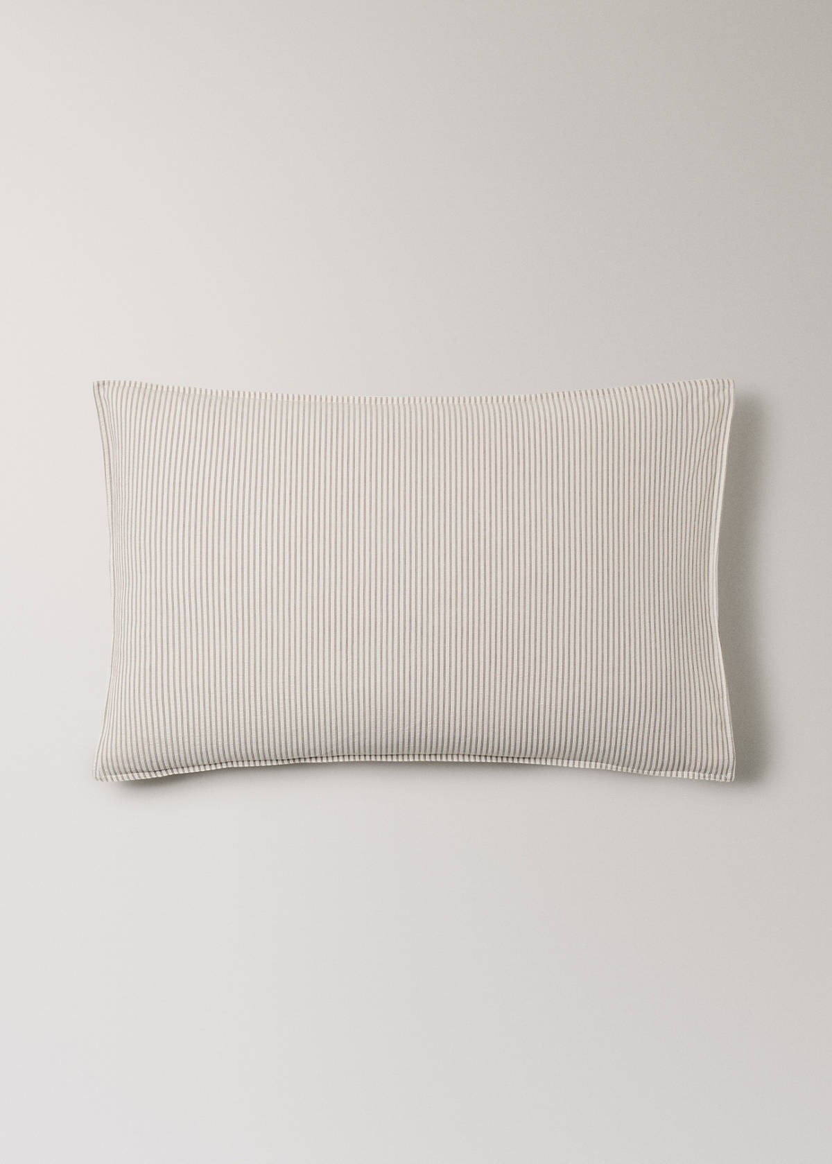 Two seersucker cotton pillowcases with fine stripes 50x75 cm — Coffee