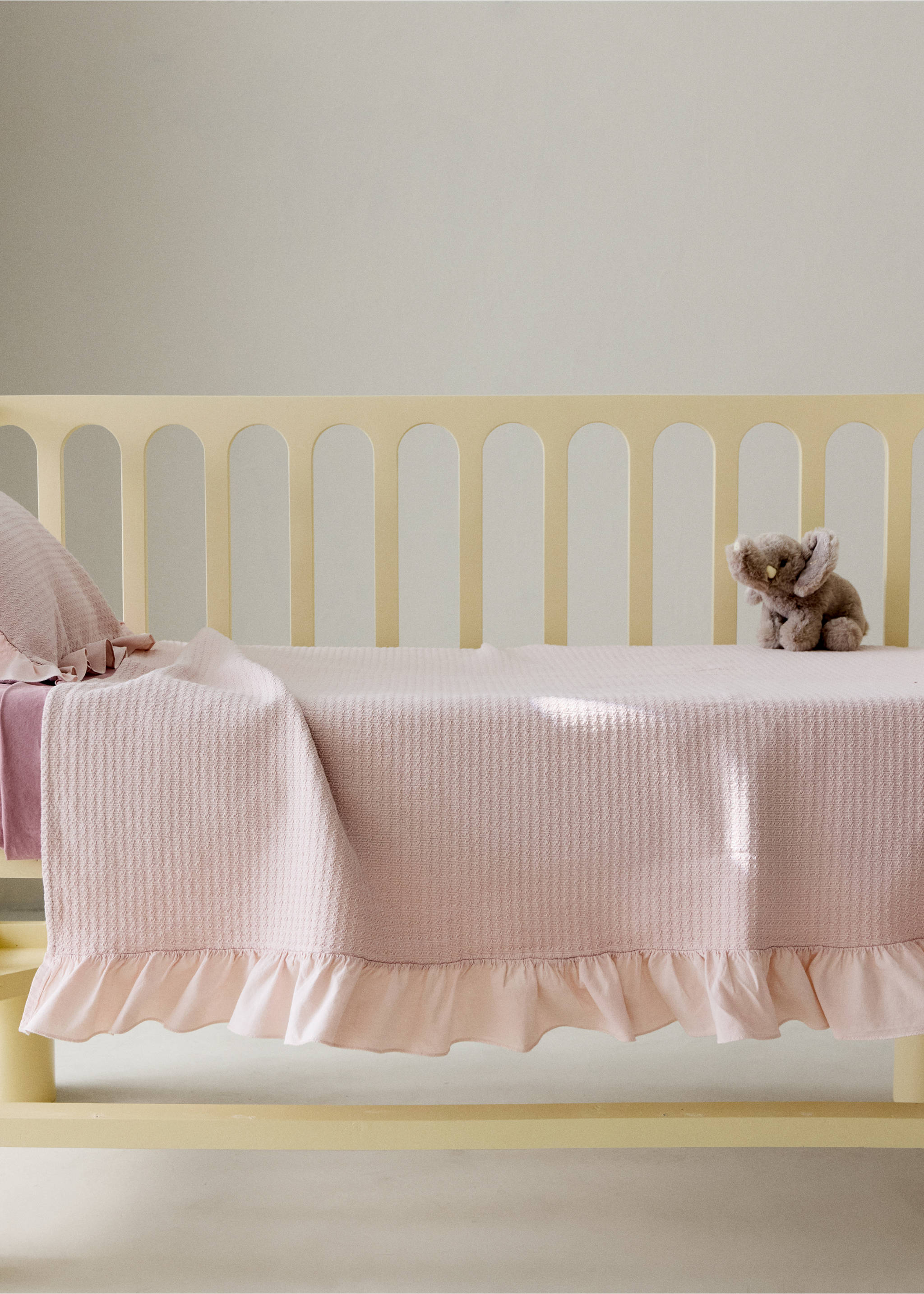Jacquard cotton cot bedspread with ruffle - General plane