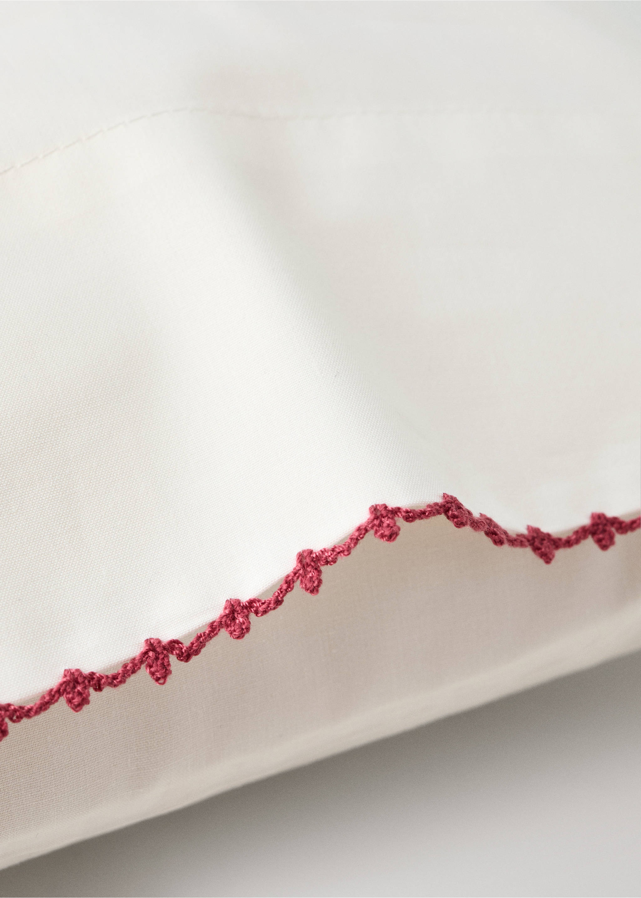 Cotton crib pillowcase with contrast detail 30x50 cm - Details of the article 2, Ivory White. Ref: 37051489-00.