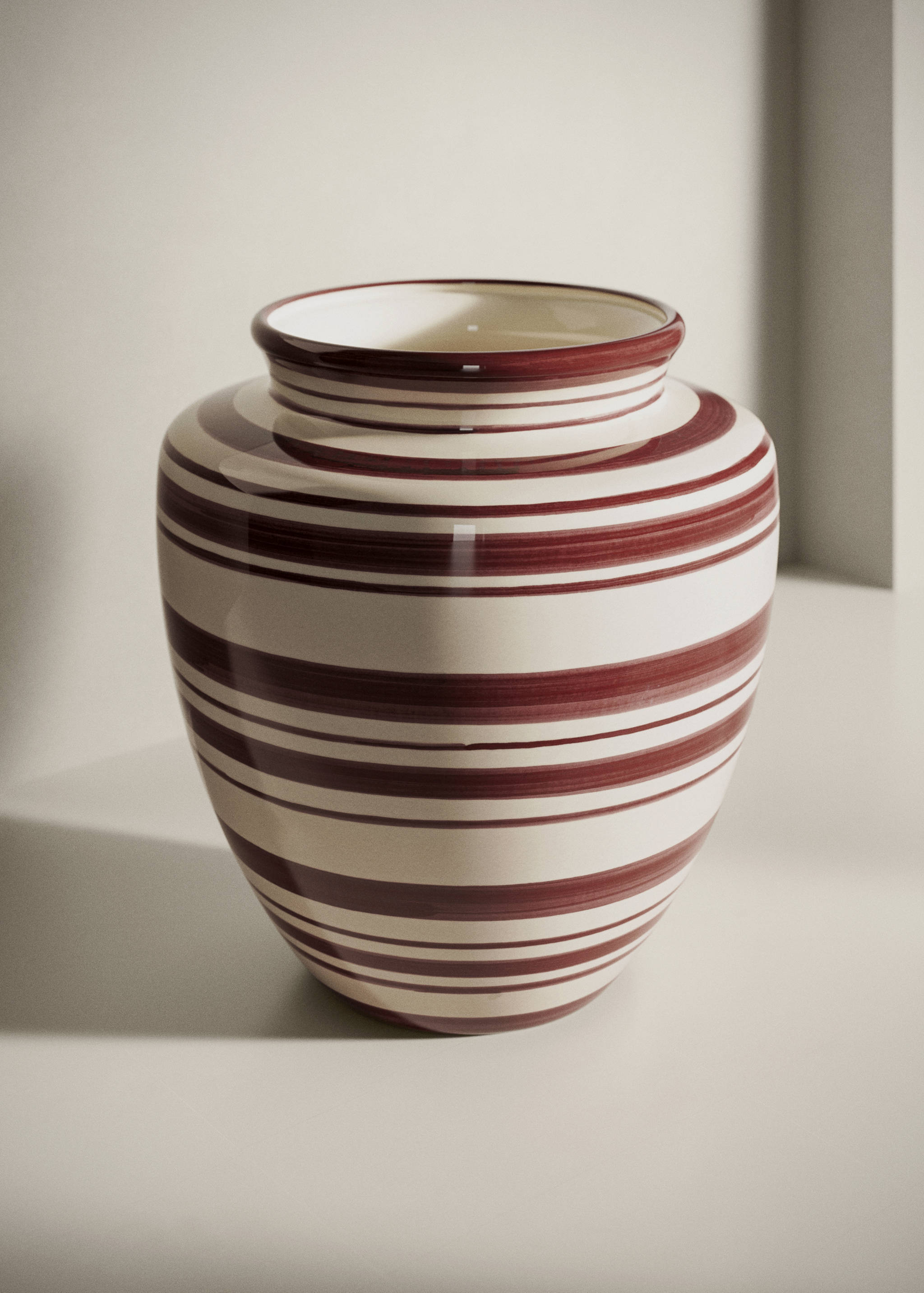 Hand-painted ceramic vase - General plane