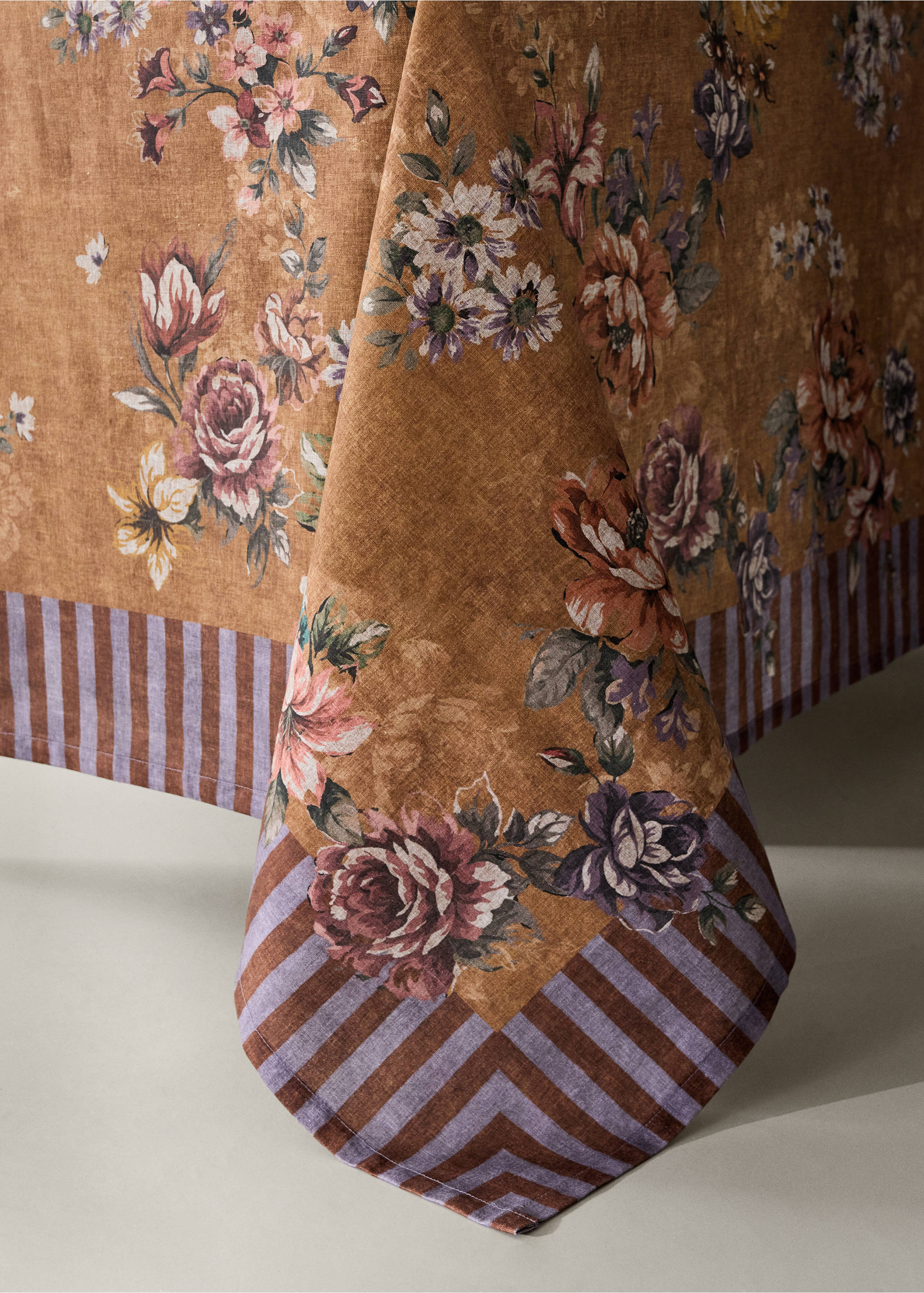 Tischdecke aus Baumwoll-Leinen-Mischung mit Print für 6 bis 8 Personen - Detail des Artikels 8, Gelb. Ref: 37051531-00.
