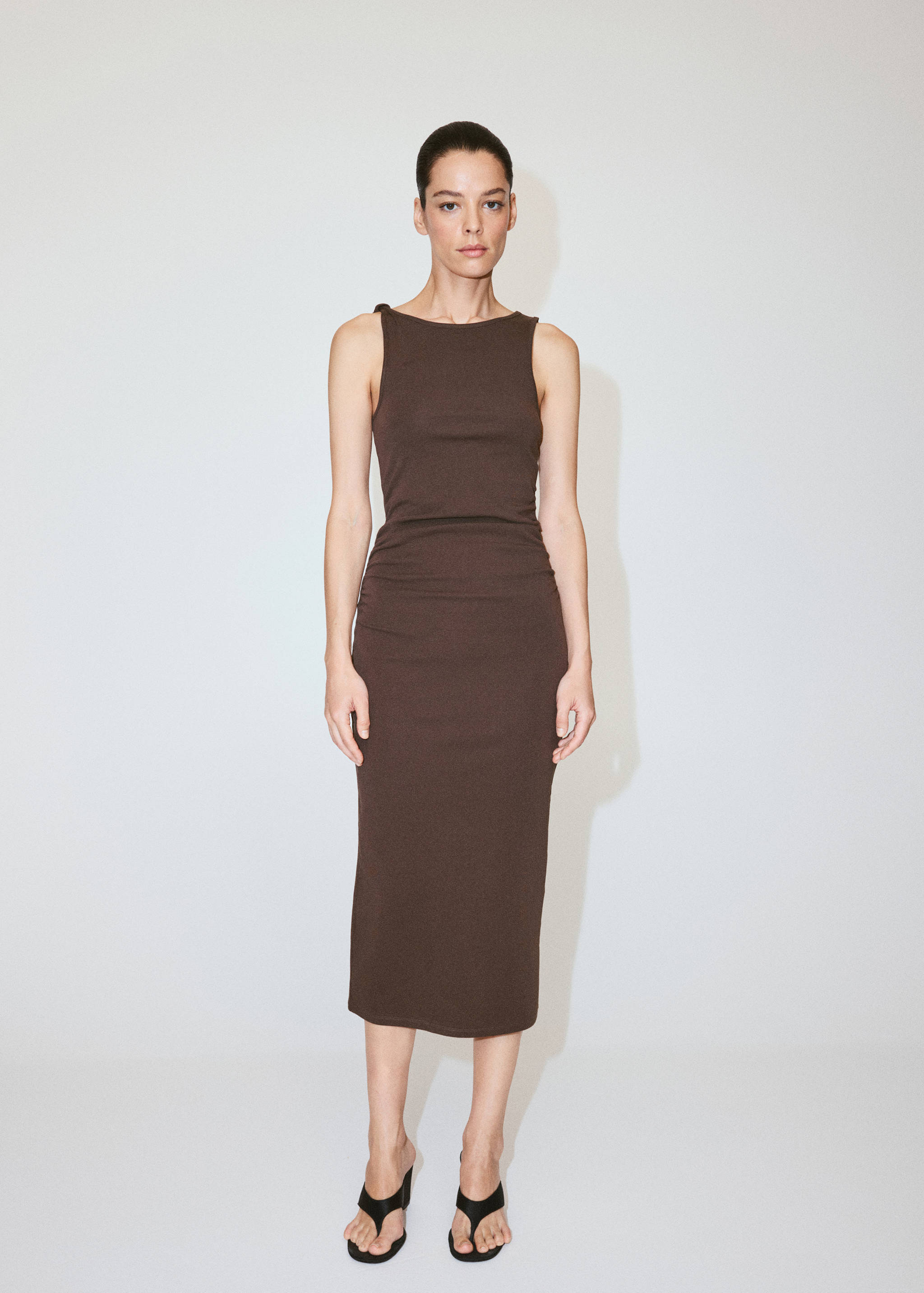 Robe froncée à bretelle asymétrique - Plan général