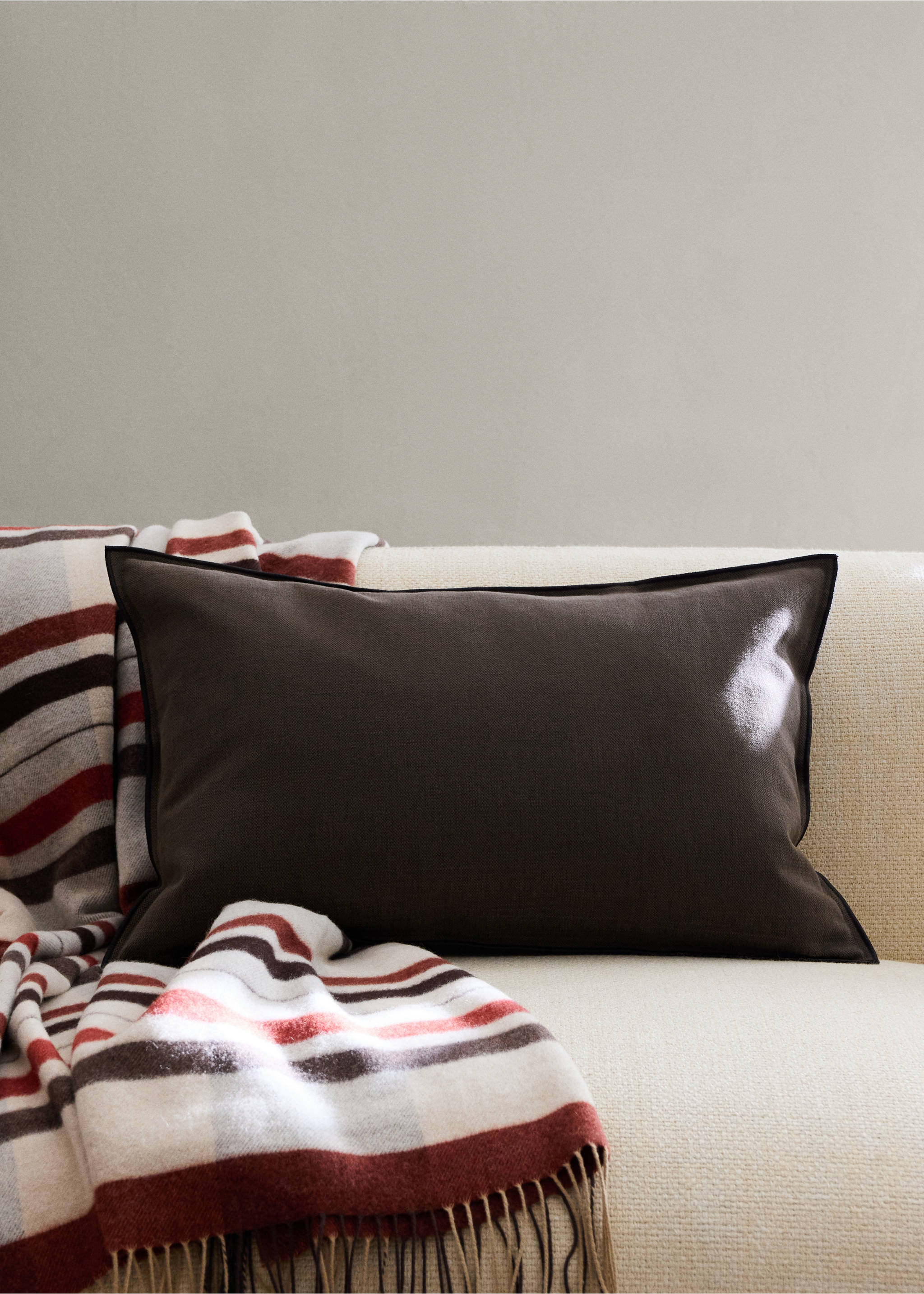 Linen cotton cushion cover with overlock tab 40x60 cm - General plane, Brown. Ref: 37052543-00.