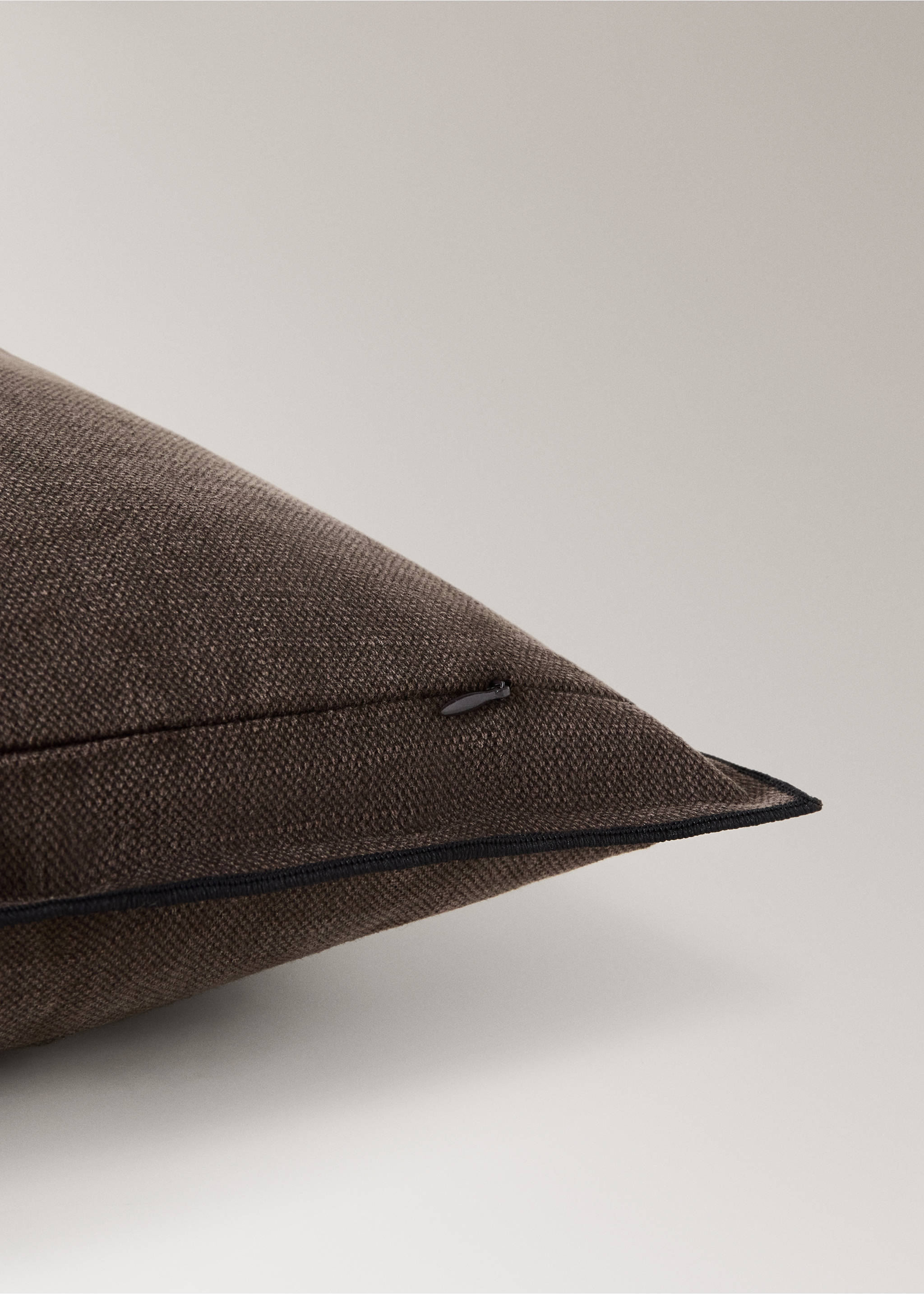 Linen cotton cushion cover with overlock tab 40x60 cm - Details of the article 2, Brown. Ref: 37052543-00.