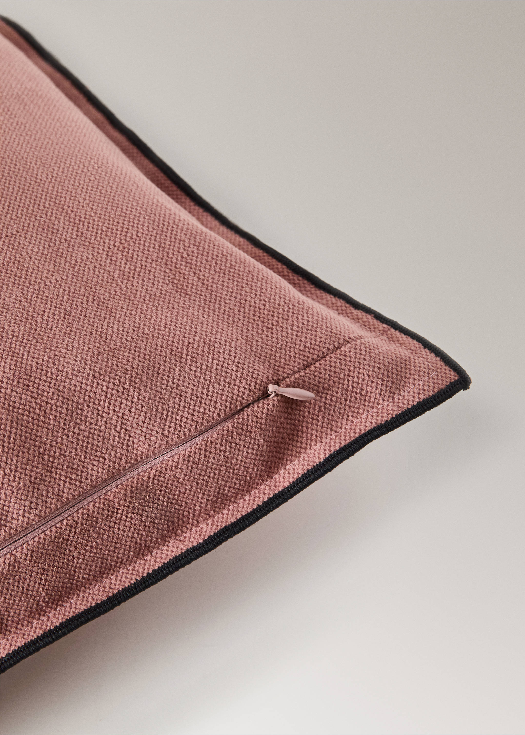 Linen cotton cushion cover with overlock tab 40x60 cm - Details of the article 2, Pink. Ref: 37052543-00.