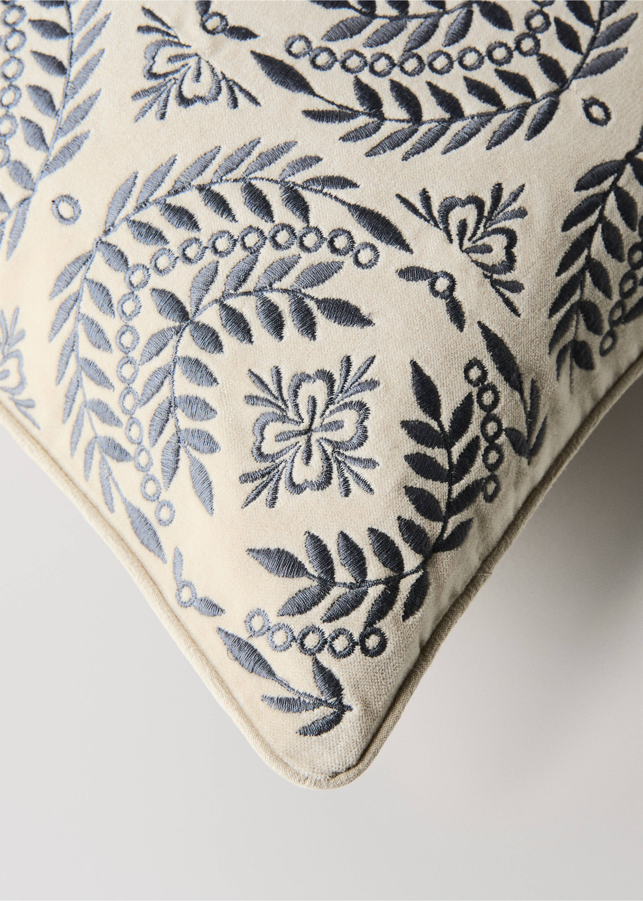 Embroidered velvet cushion cover - Details of the article 1, Beige. Ref: 37052544-00.