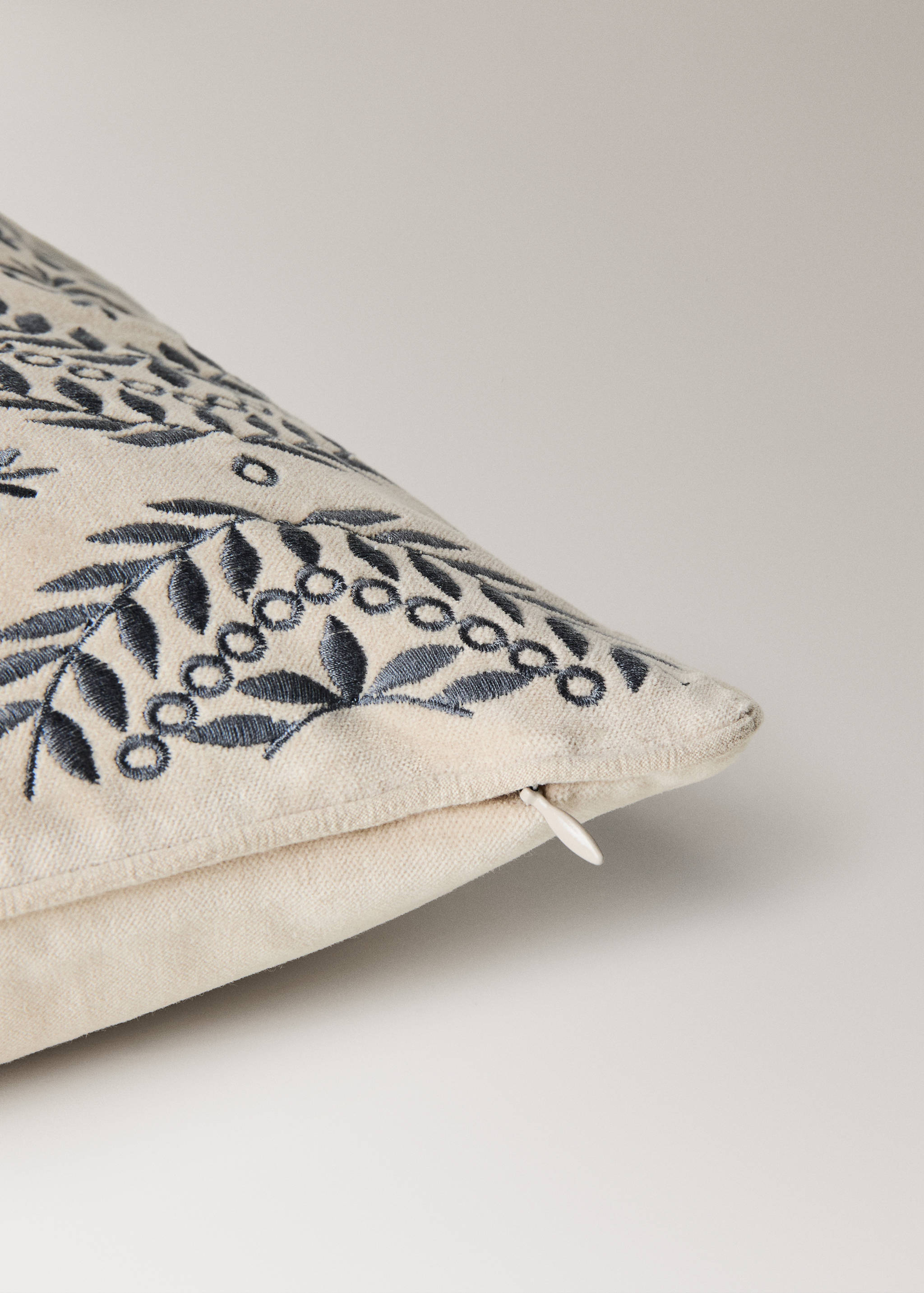 Embroidered velvet cushion cover - Details of the article 2