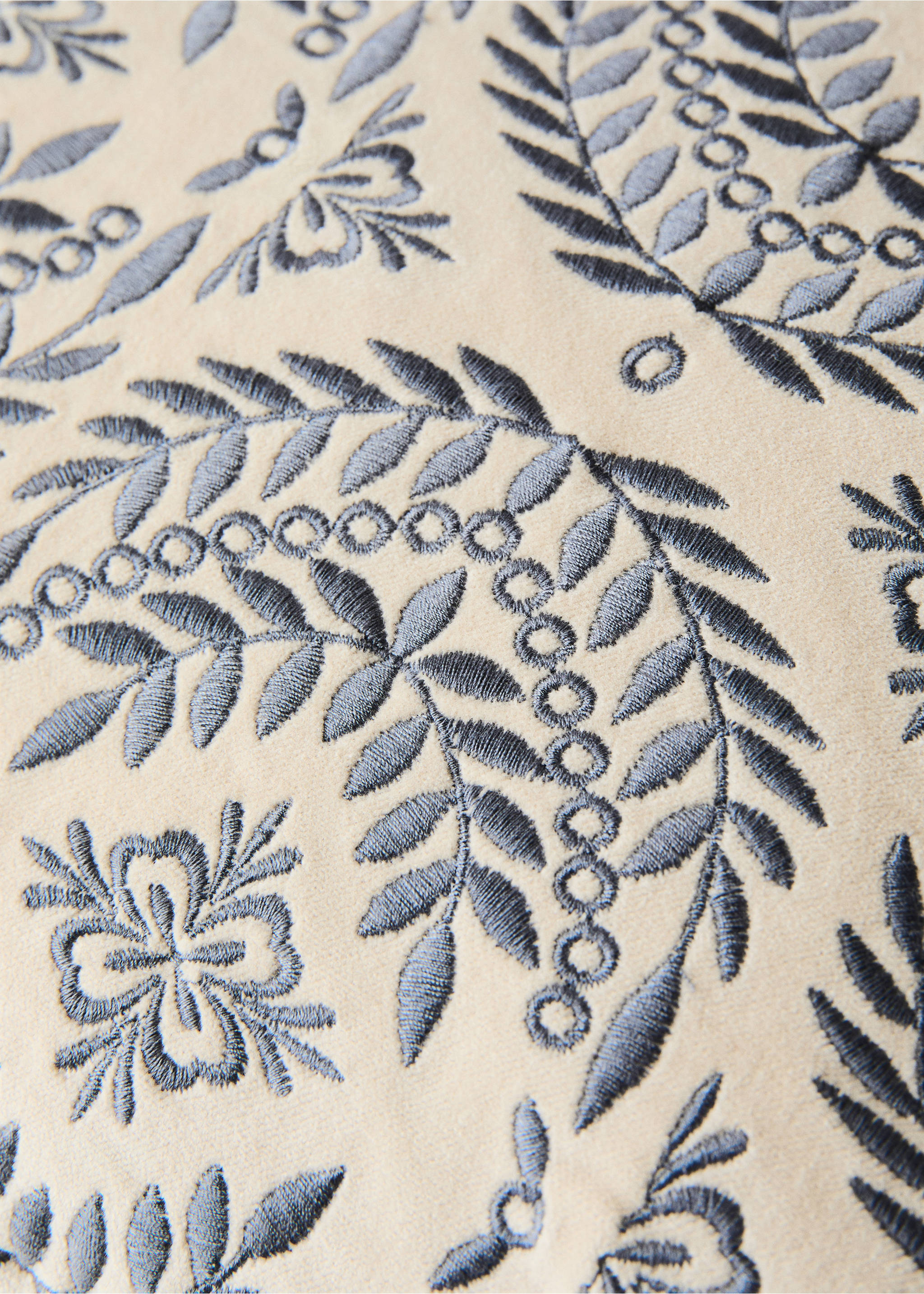 Embroidered velvet cushion cover - Details of the article 3, Beige. Ref: 37052544-00.