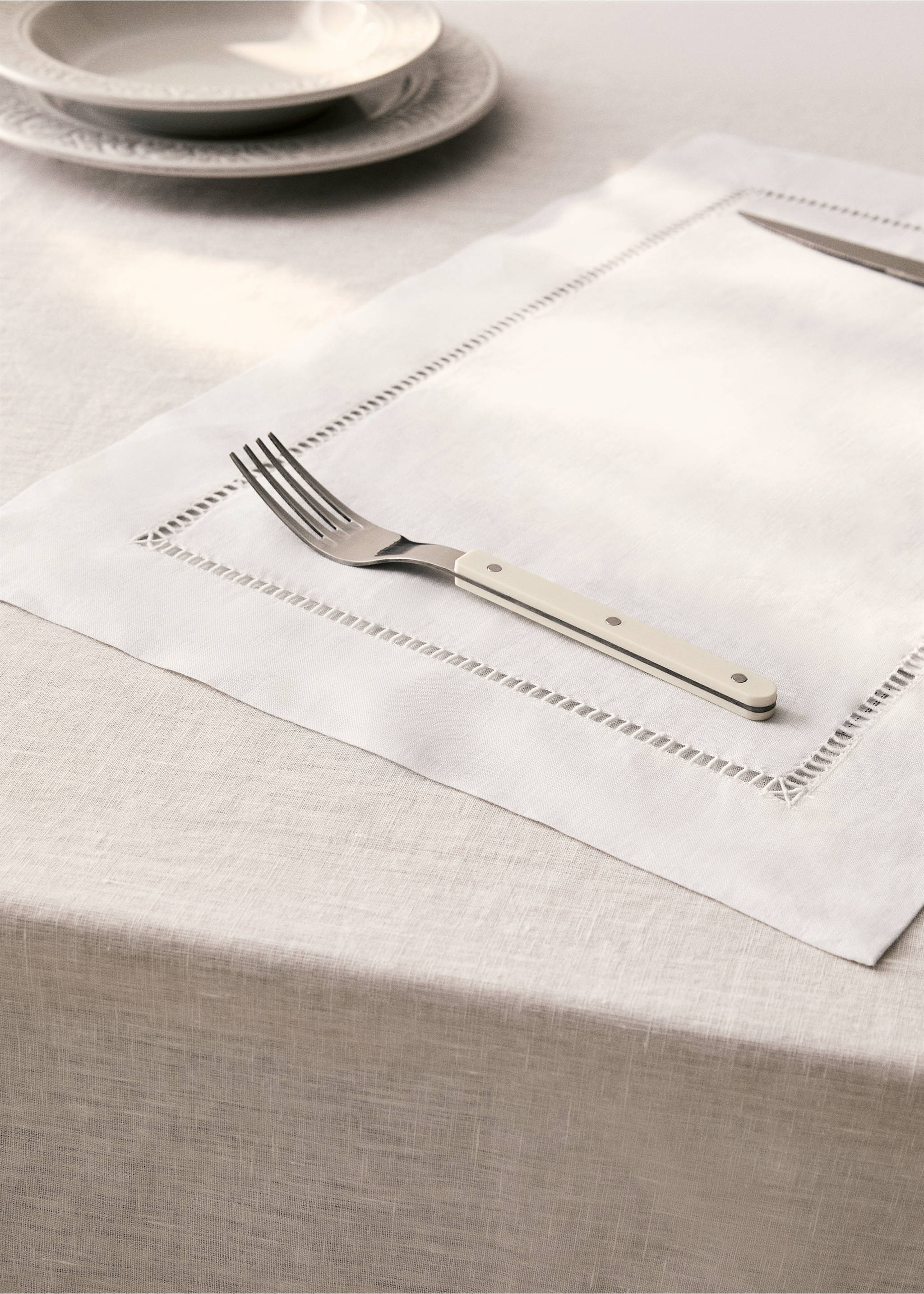 Embroidered hemstitched linen placemat - General plane, White. Ref: 37052545-00.