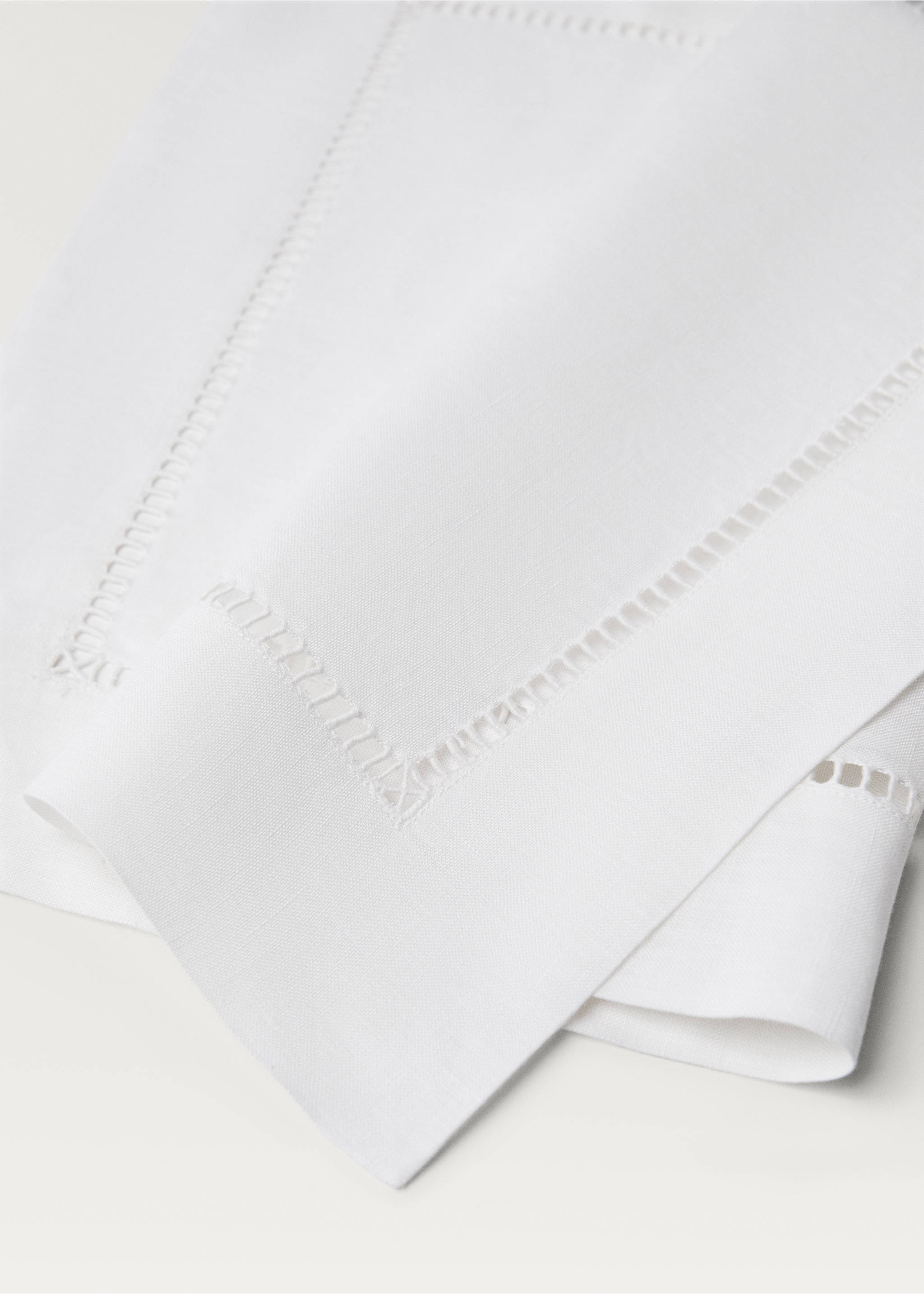 Embroidered hemstitched linen placemat - Details of the article 1, White. Ref: 37052545-00.