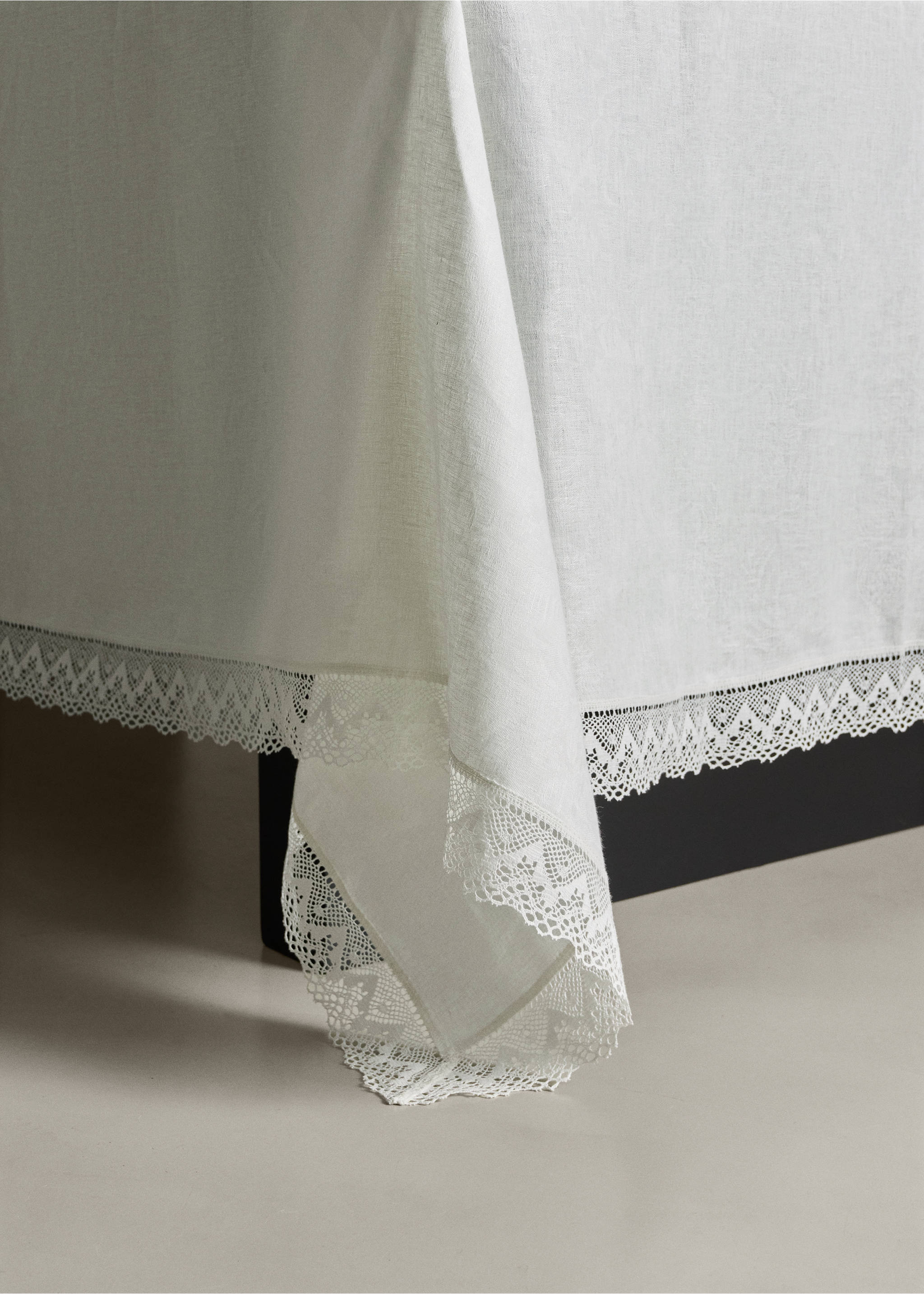 100% linen tablecloth with lace detail for 6 to 8 guests - Details of the article 8, Off White. Ref: 37052547-00.