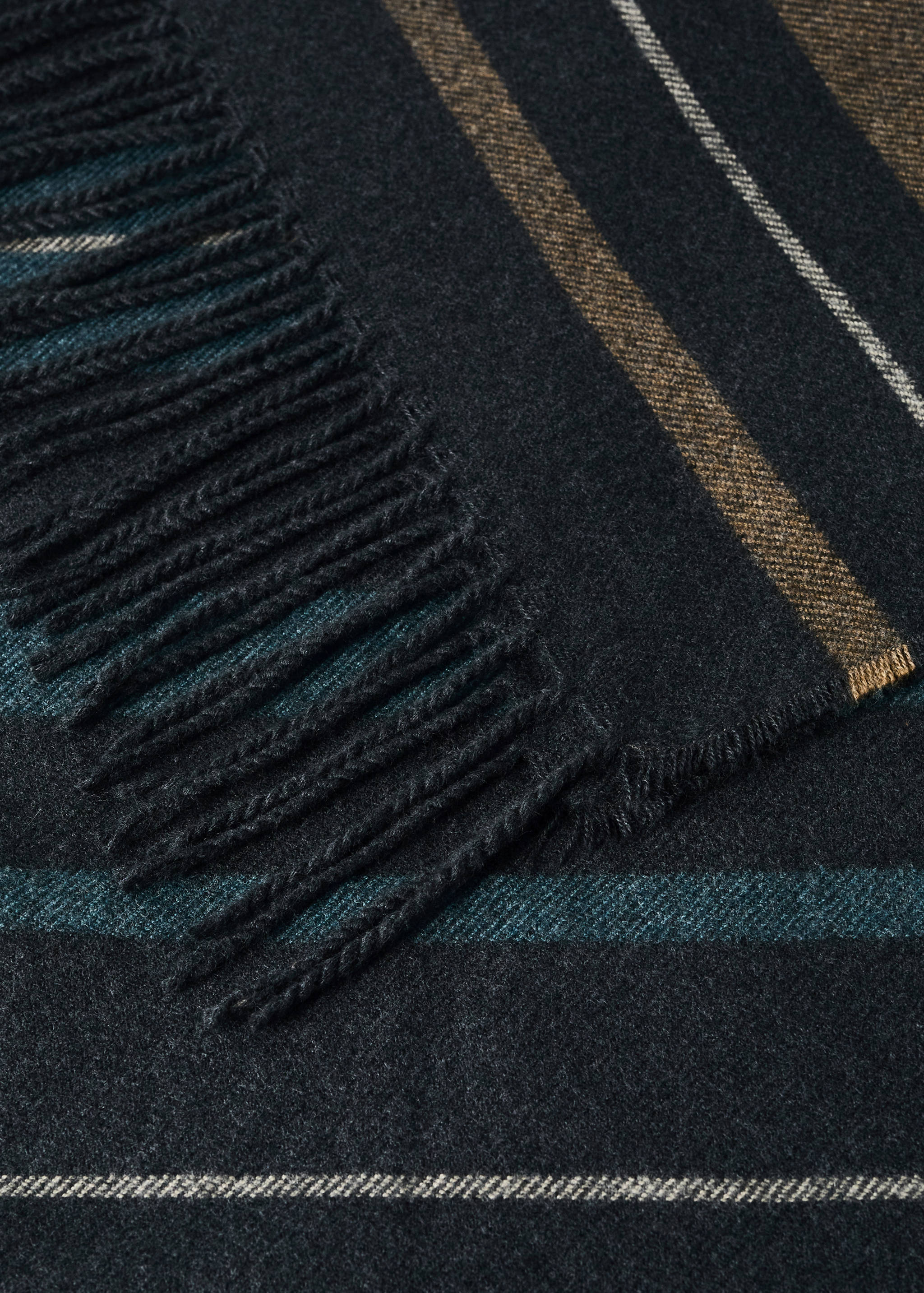 Wolldecke mit Farbverlauf und Fransendetail - Detail des Artikels 1