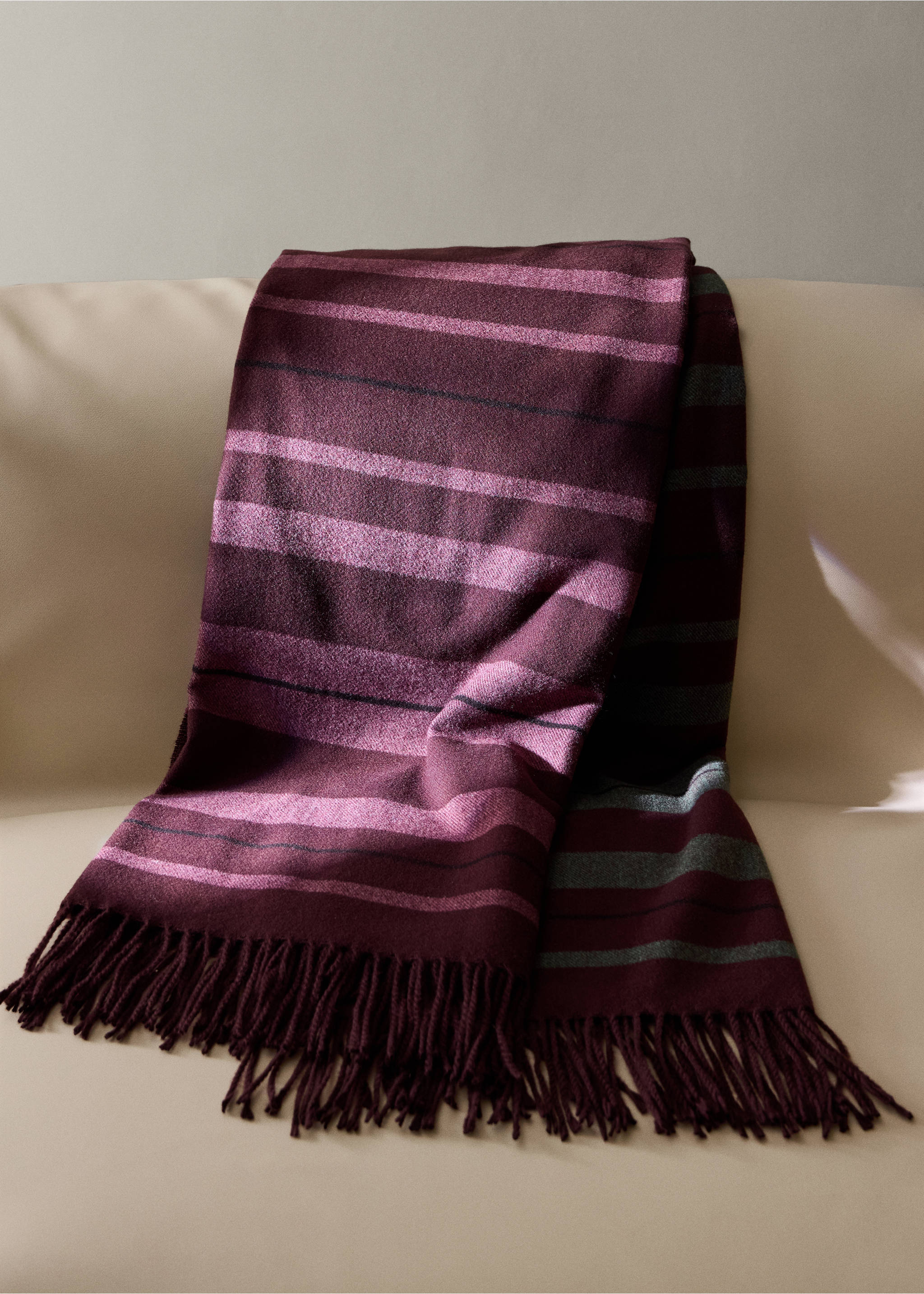 Wool blanket with a gradient effect and fringe detail - General plane, Dark Red. Ref: 37052551-00.