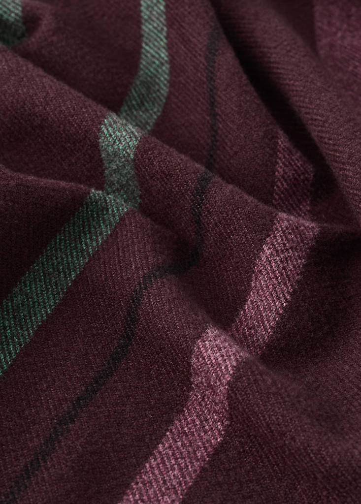 Wool blanket with a gradient effect and fringe detail — Dark Red