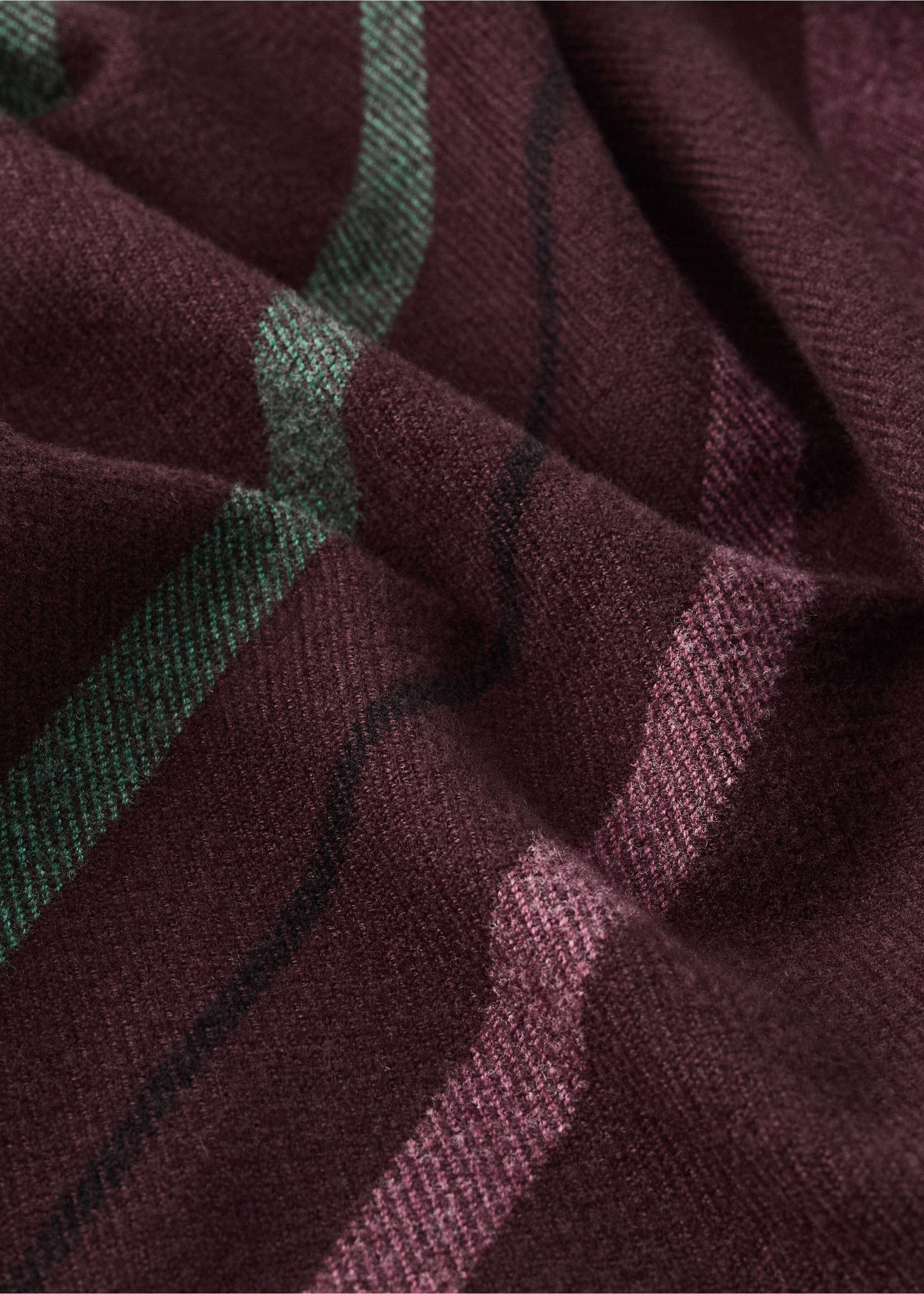 Wool blanket with a gradient effect and fringe detail - Details of the article 1, Dark Red. Ref: 37052551-00.