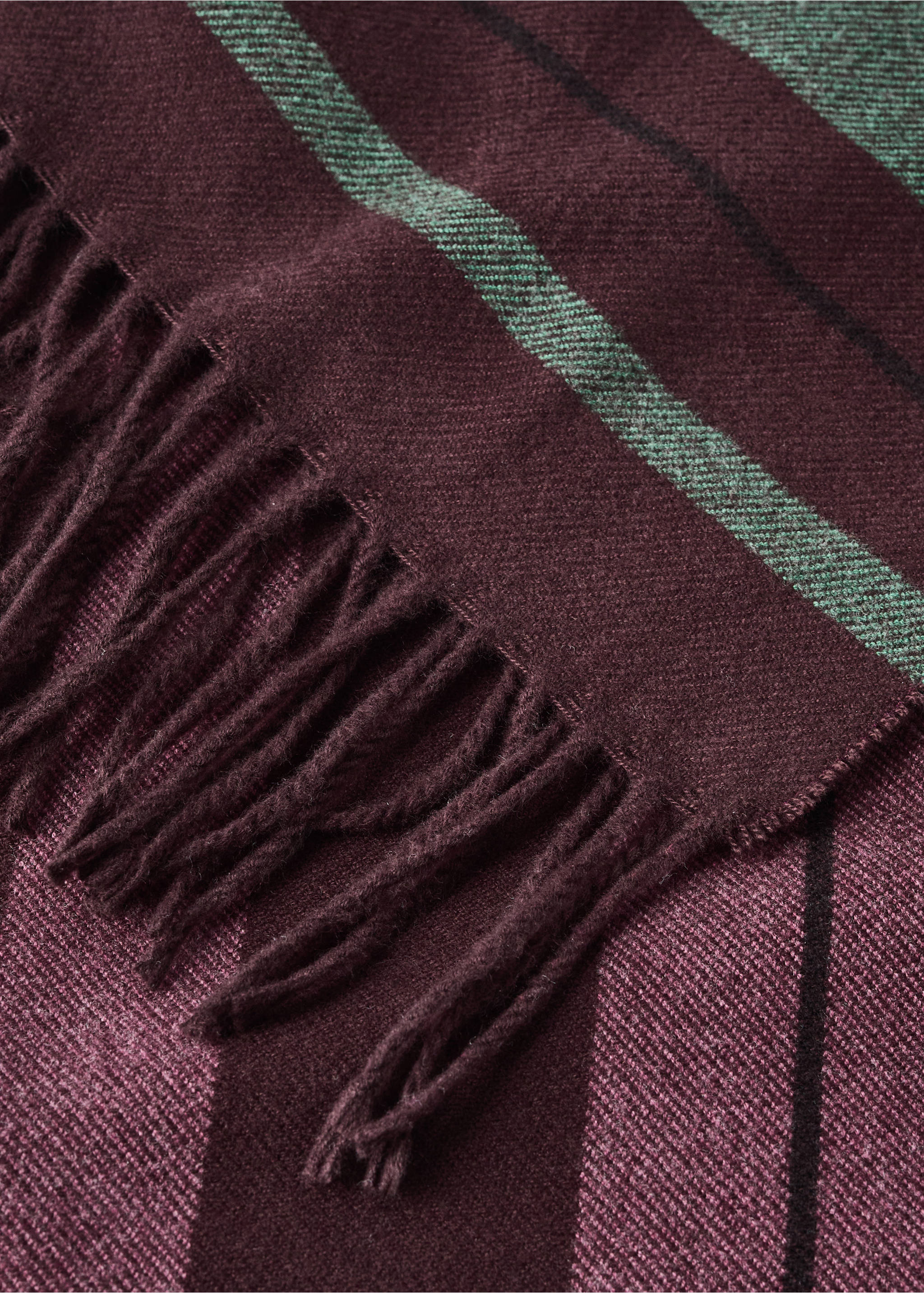 Wool blanket with a gradient effect and fringe detail - Details of the article 2, Dark Red. Ref: 37052551-00.