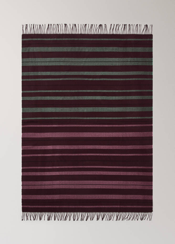 Wool blanket with a gradient effect and fringe detail — Dark Red