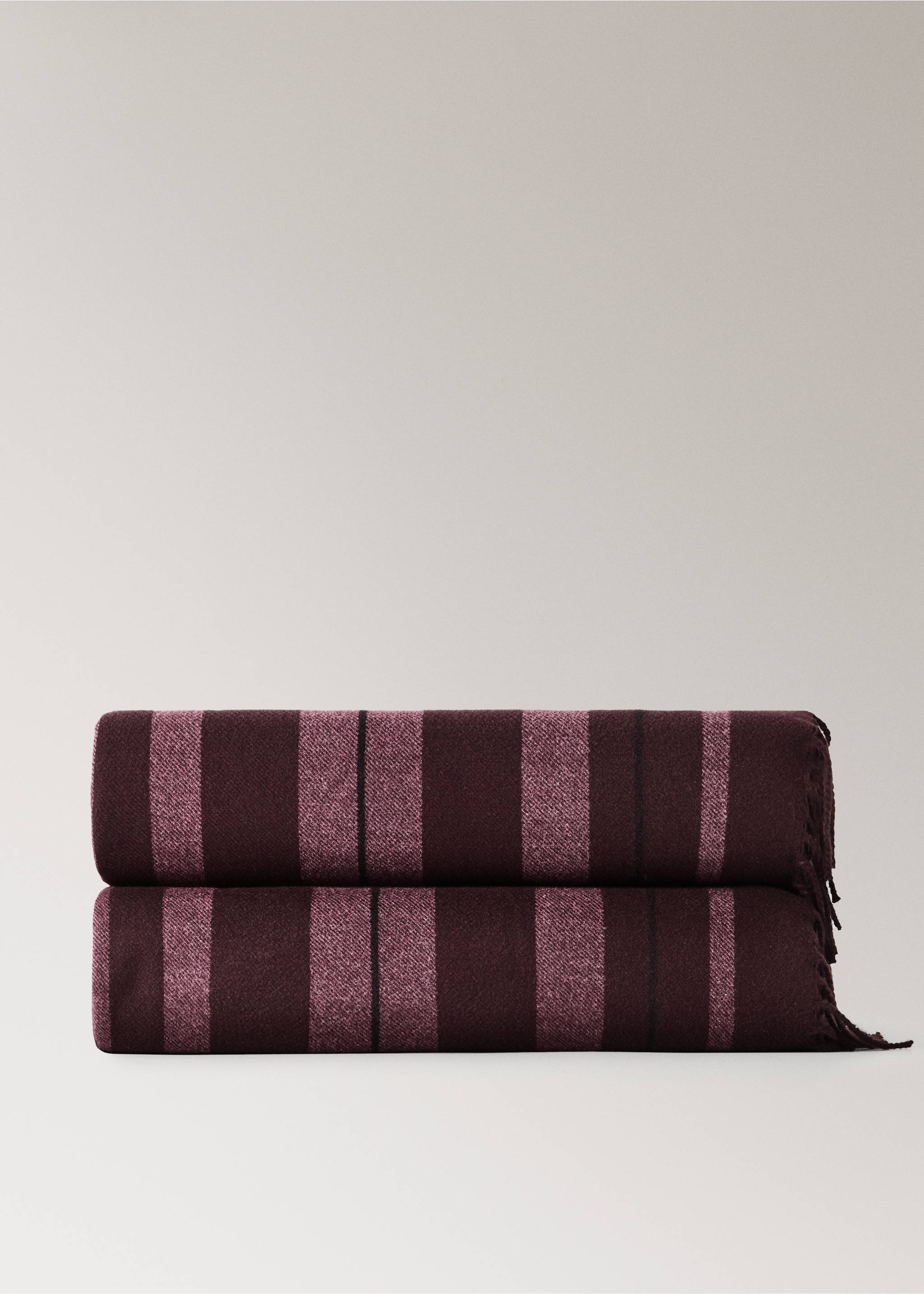 Wool blanket with a gradient effect and fringe detail - Article without model, Dark Red. Ref: 37052551-00.