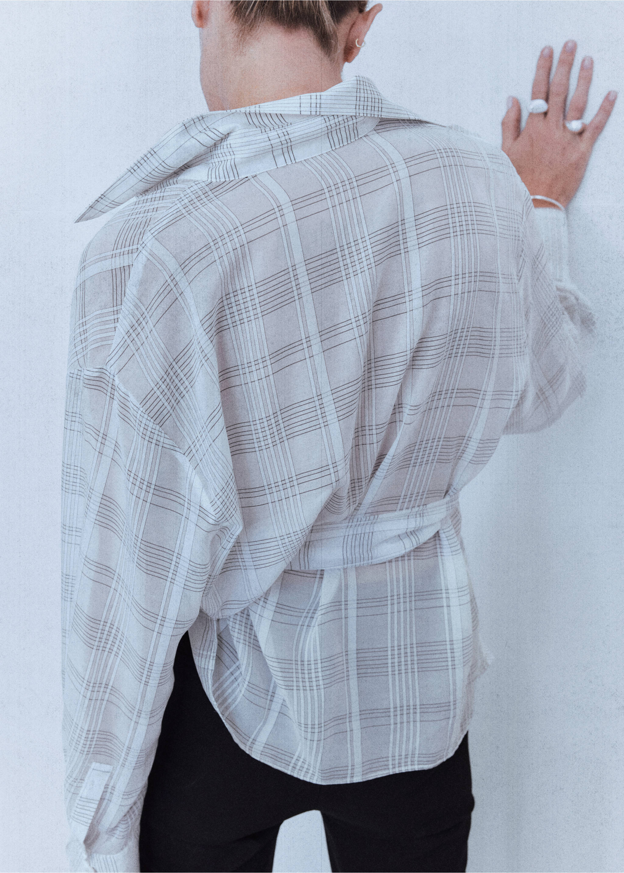Bow check shirt - Reverse of the article, Ecru. Ref: 37052893-00.
