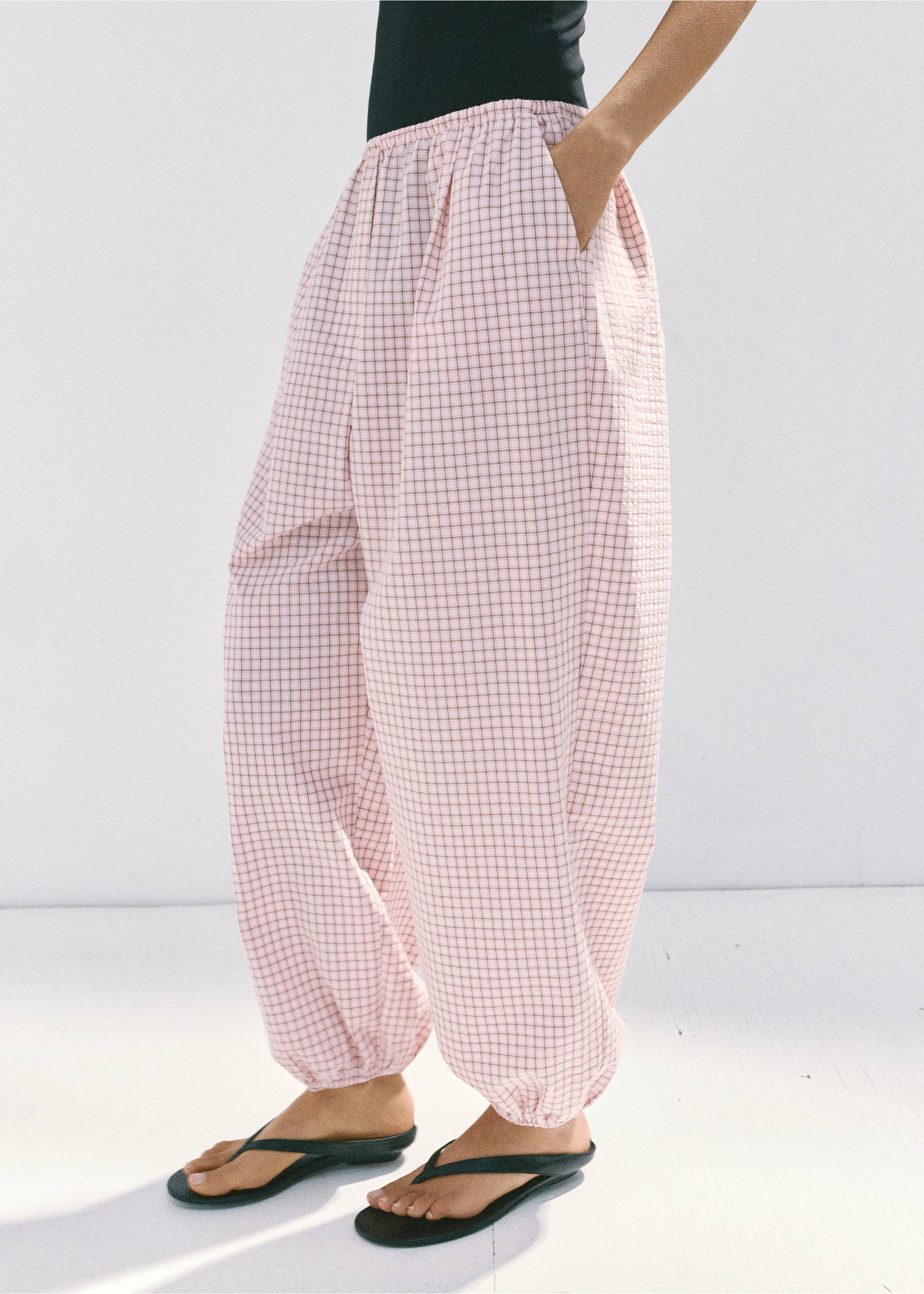 Pantalon franchy - Plan moyen, Rose pastel. Ref: 37052894-00.