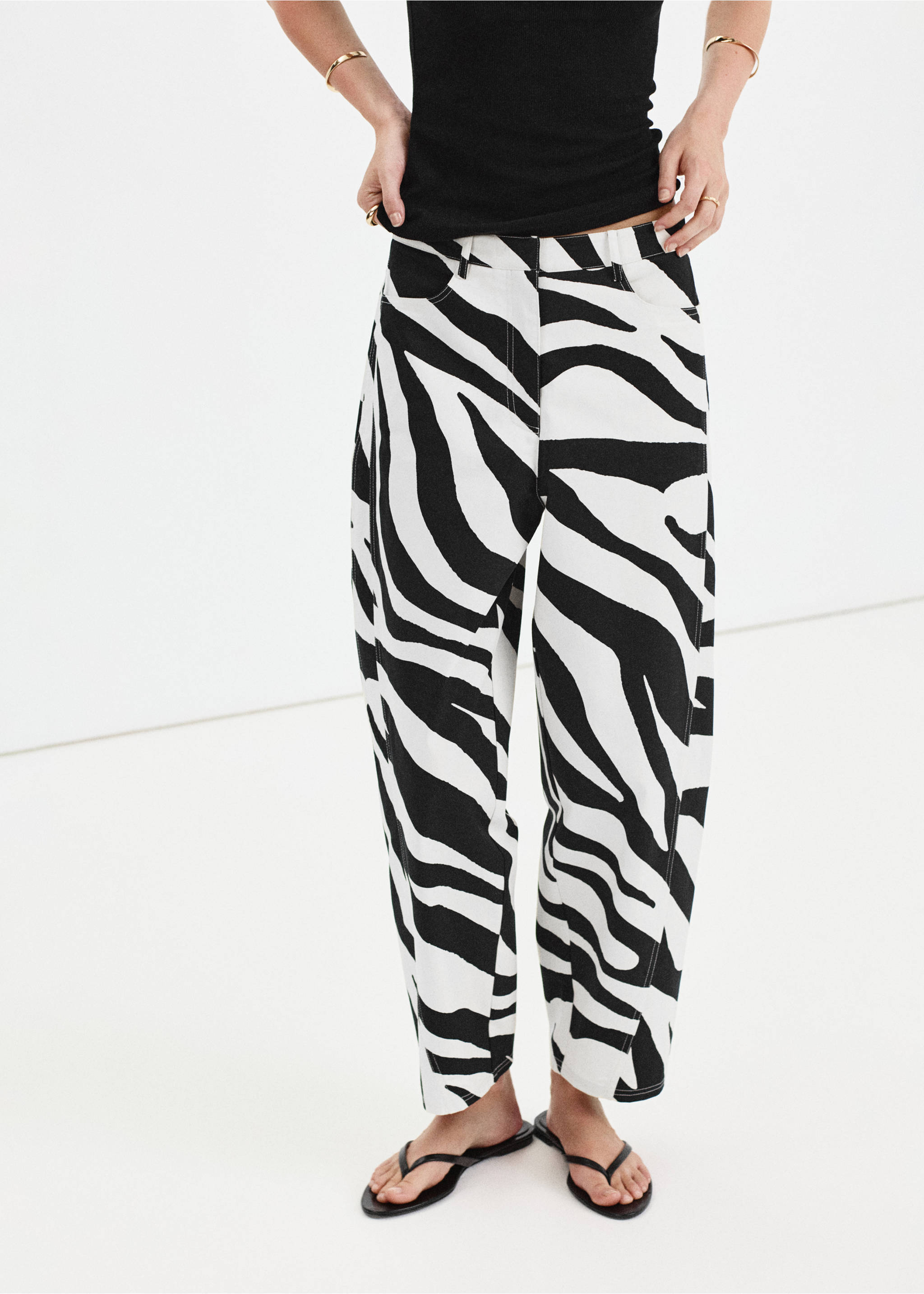 High-waisted balloon trousers - Medium plane, Black. Ref: 37052896-00.