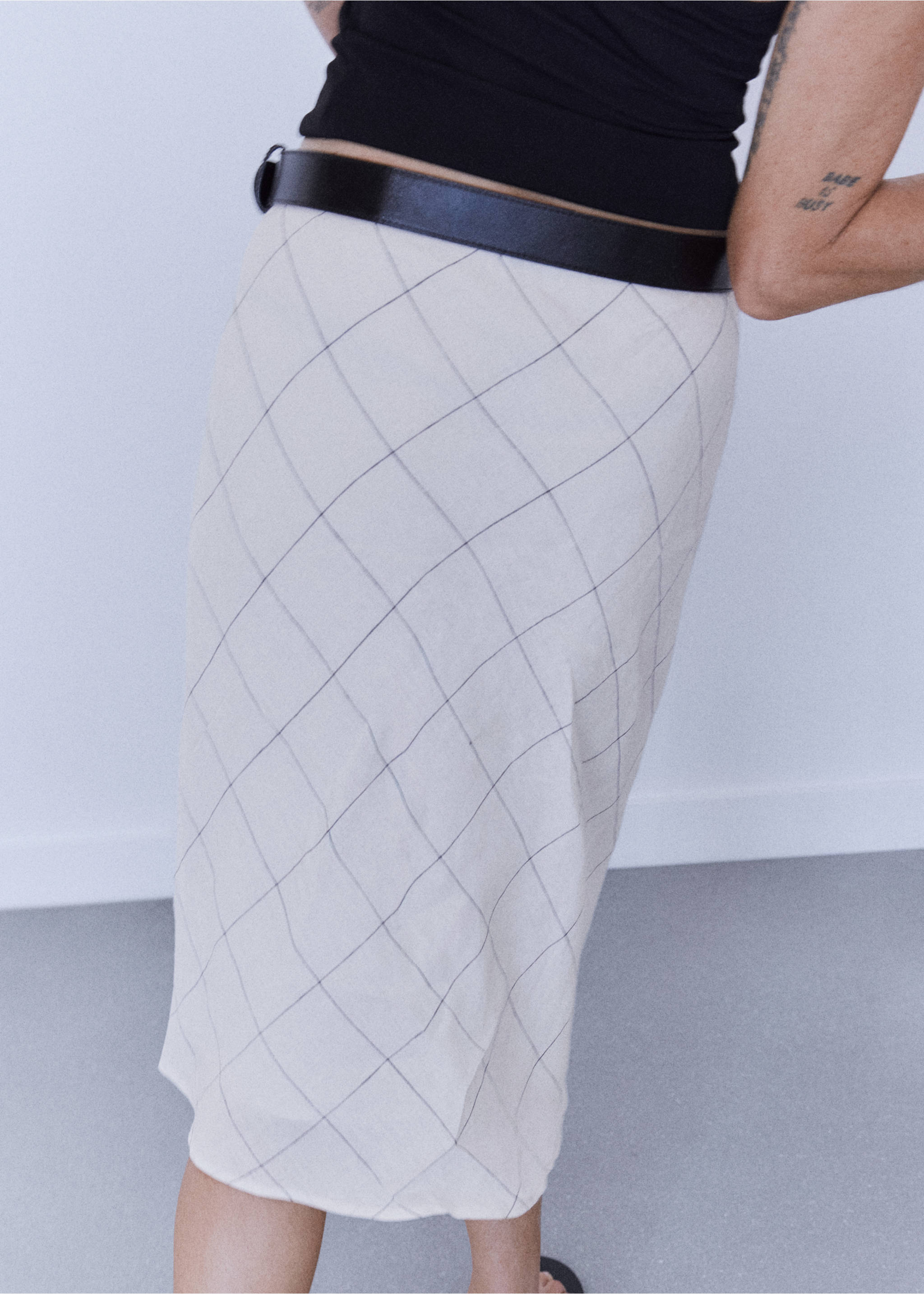 100% linen check skirt - Reverse of the article, White. Ref: 37052897-00.