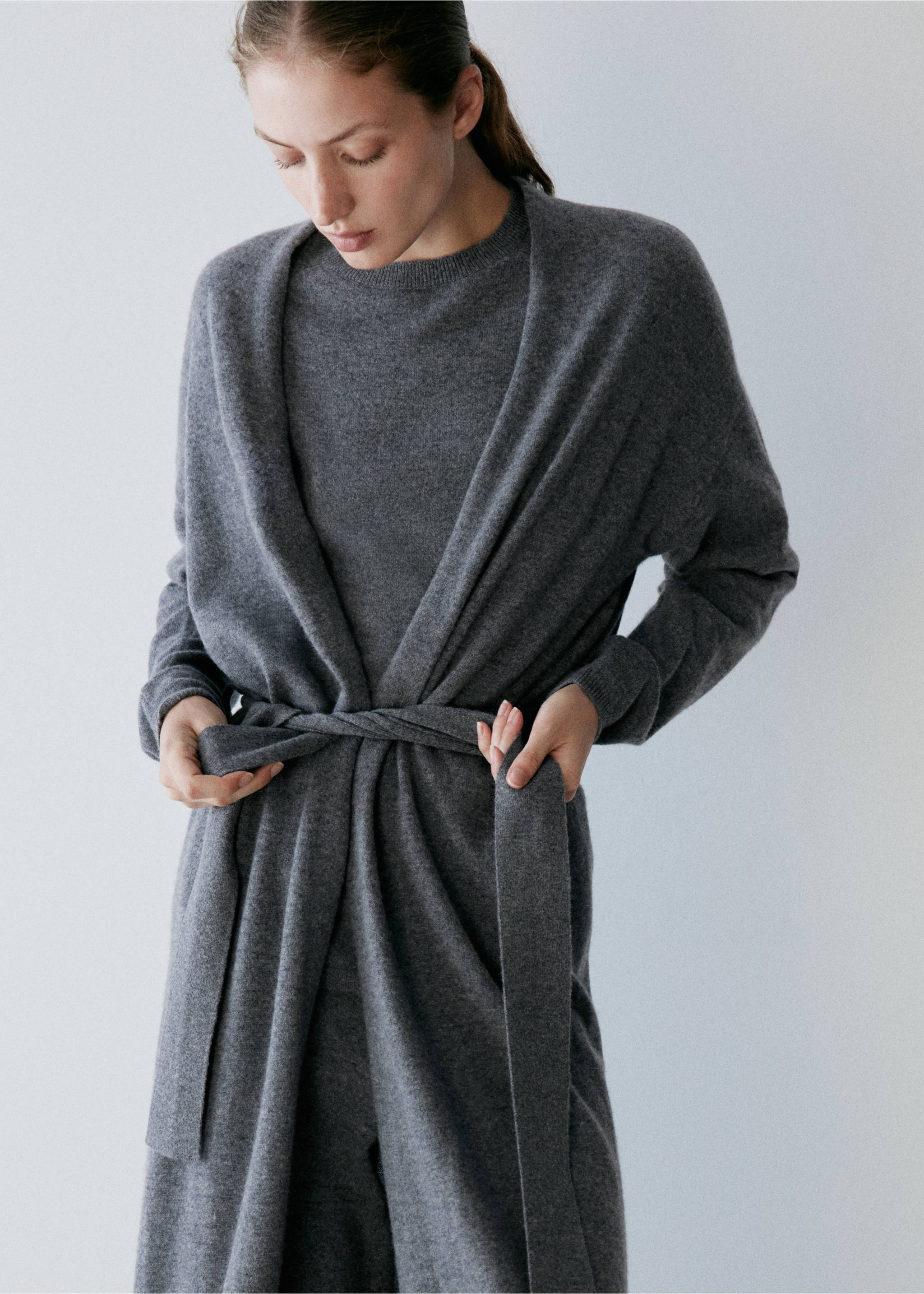 100% cashmere long cardigan with design - Details of the article 3, Grey. Ref: 37052900-00.