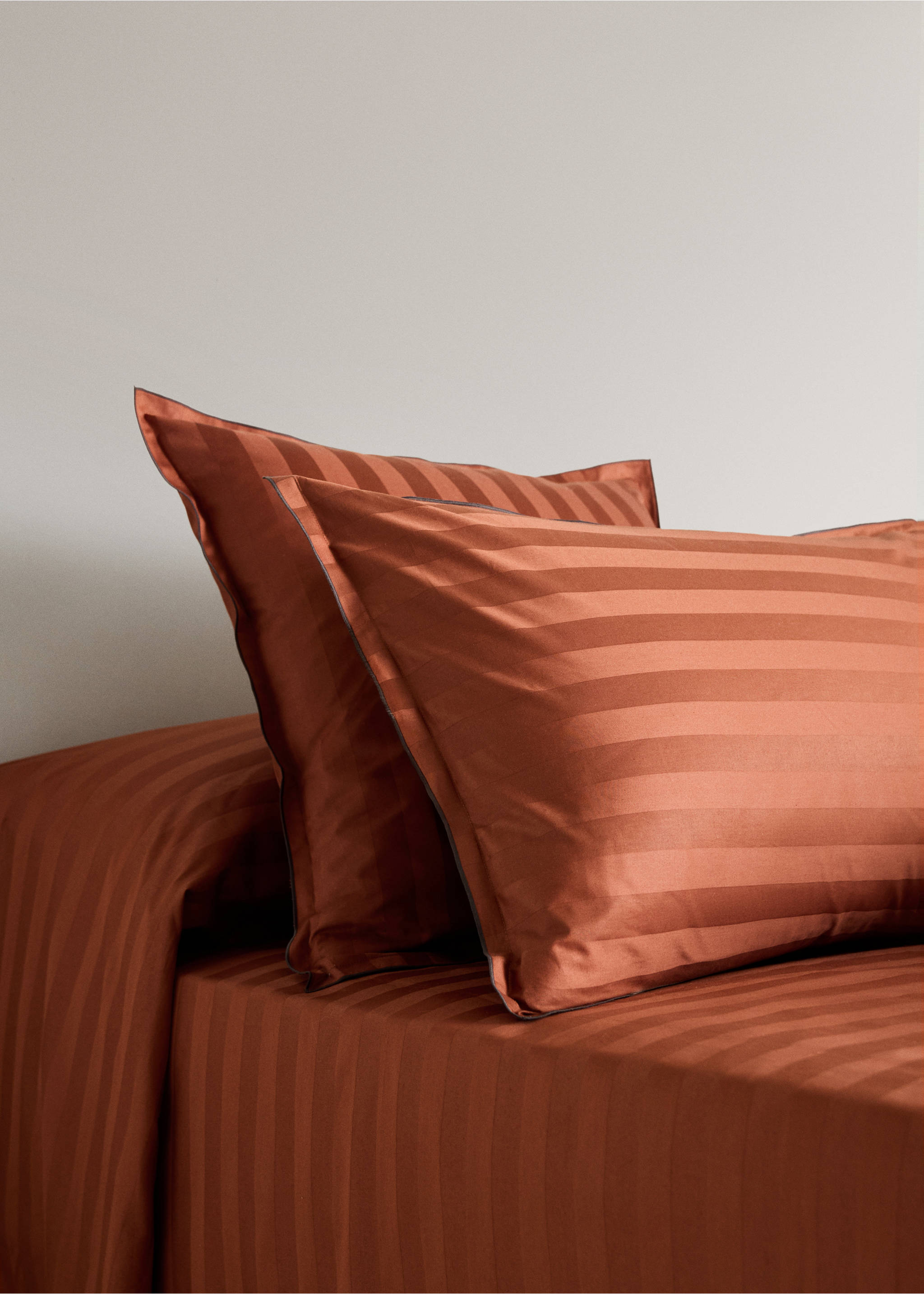 Taie d’oreiller 100 % coton satin 60x60 cm - Plan général, Cognac. Ref: 37052905-00.