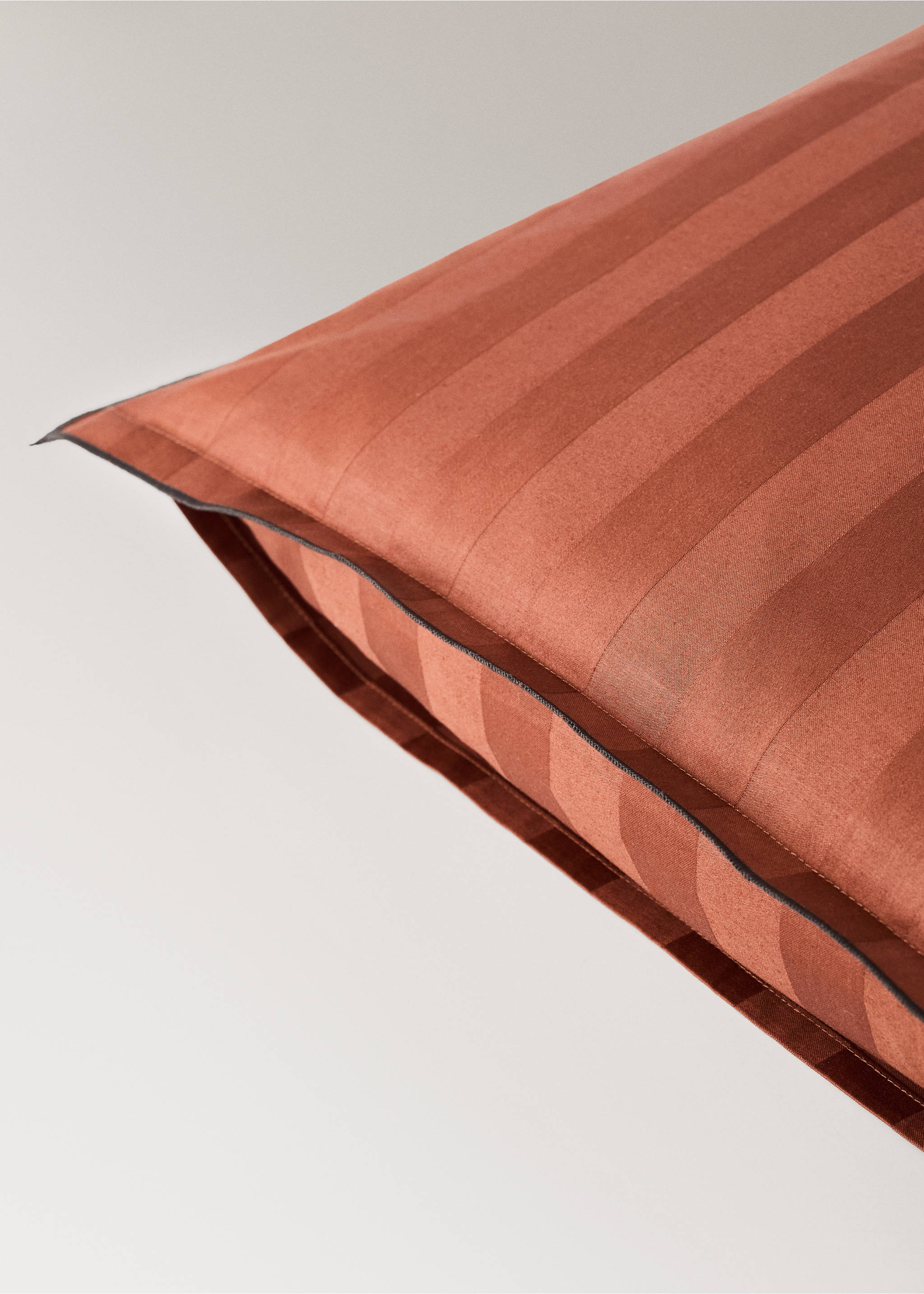 Taie d’oreiller 100 % coton satin 60x60 cm - Détail de l'article 2, Cognac. Ref: 37052905-00.