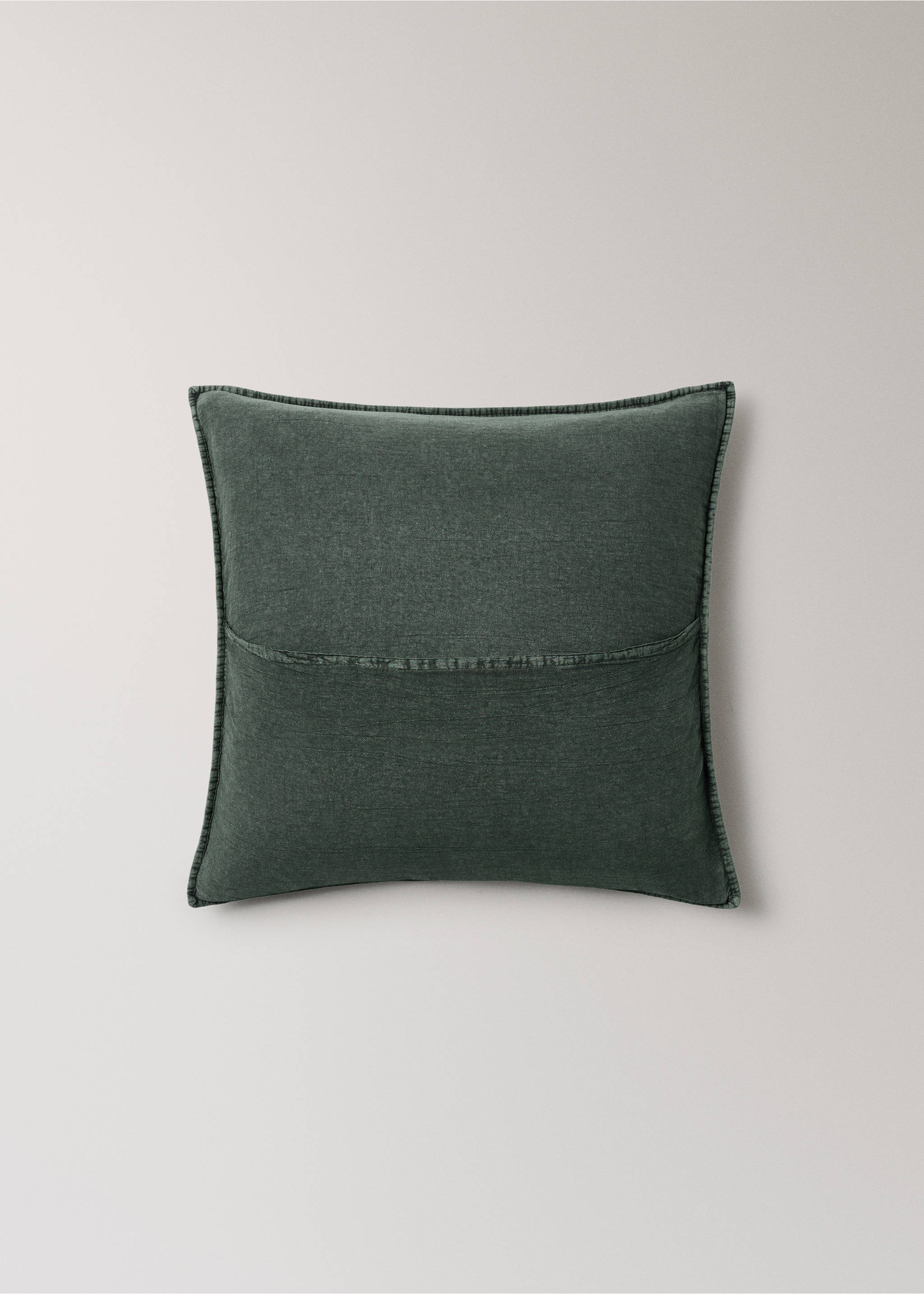 Garment-dyed cotton bed cushion cover 50x50 cm - Details of the article 4, Dark Green. Ref: 37052908-00.