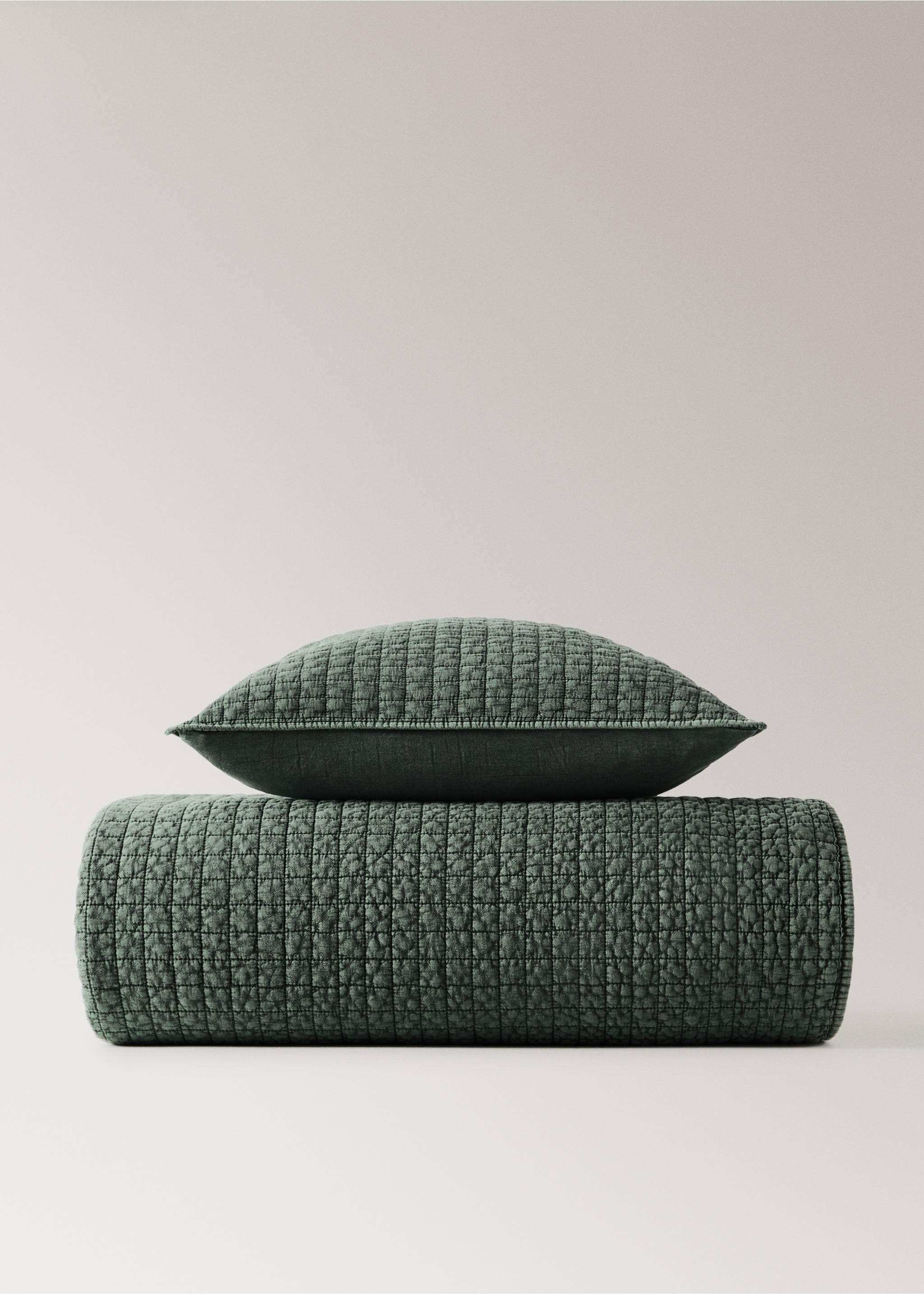 Garment-dyed cotton bed cushion cover 50x50 cm - Details of the article 5, Dark Green. Ref: 37052908-00.