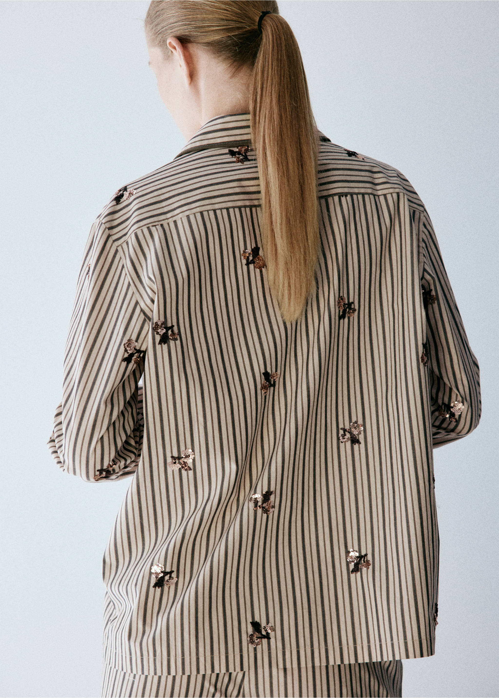 Striped shirt with embroidered flowers and sequins - Reverse of the article, Sand. Ref: 37052917-00.