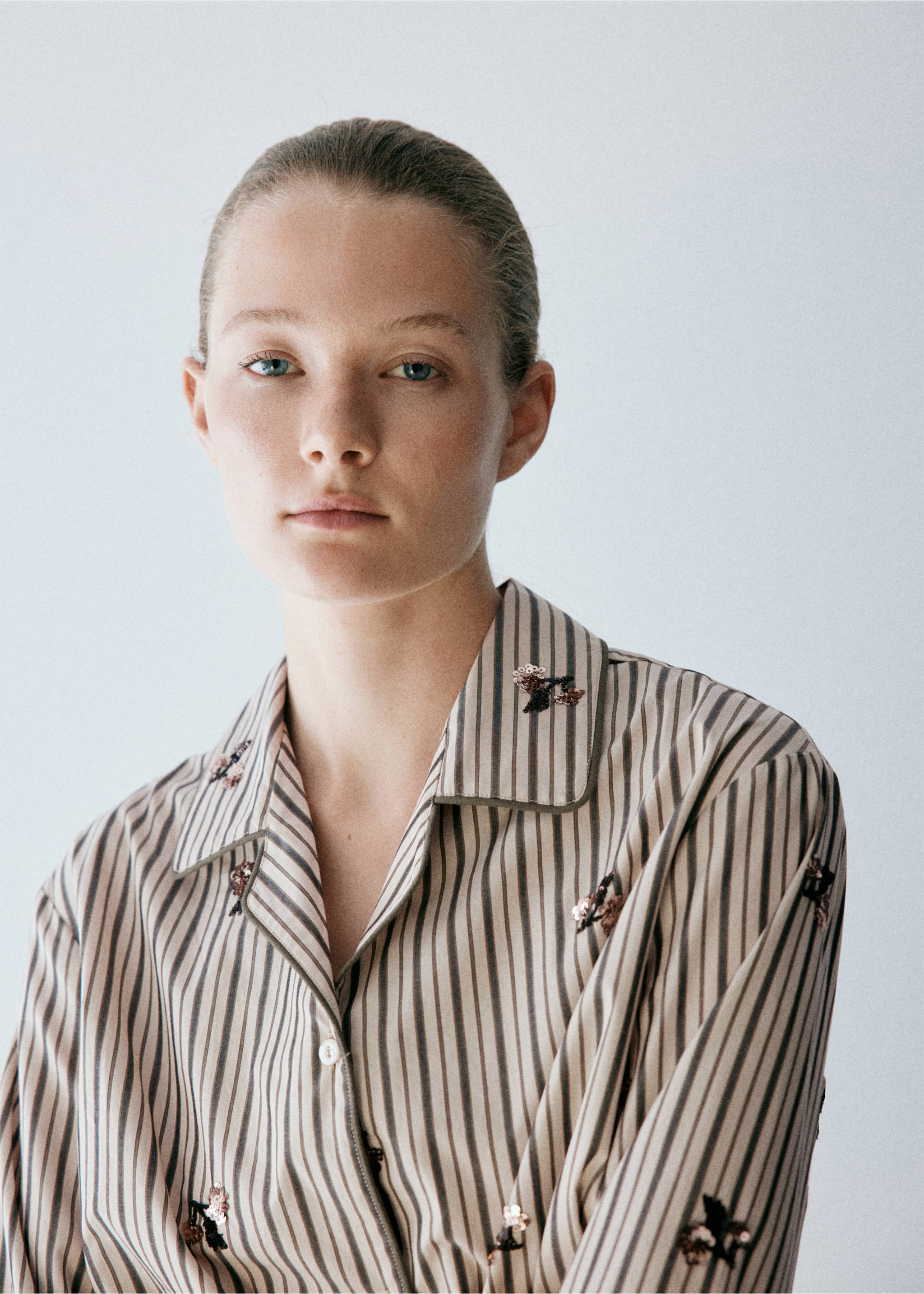 Striped shirt with embroidered flowers and sequins - Details of the article 1, Sand. Ref: 37052917-00.