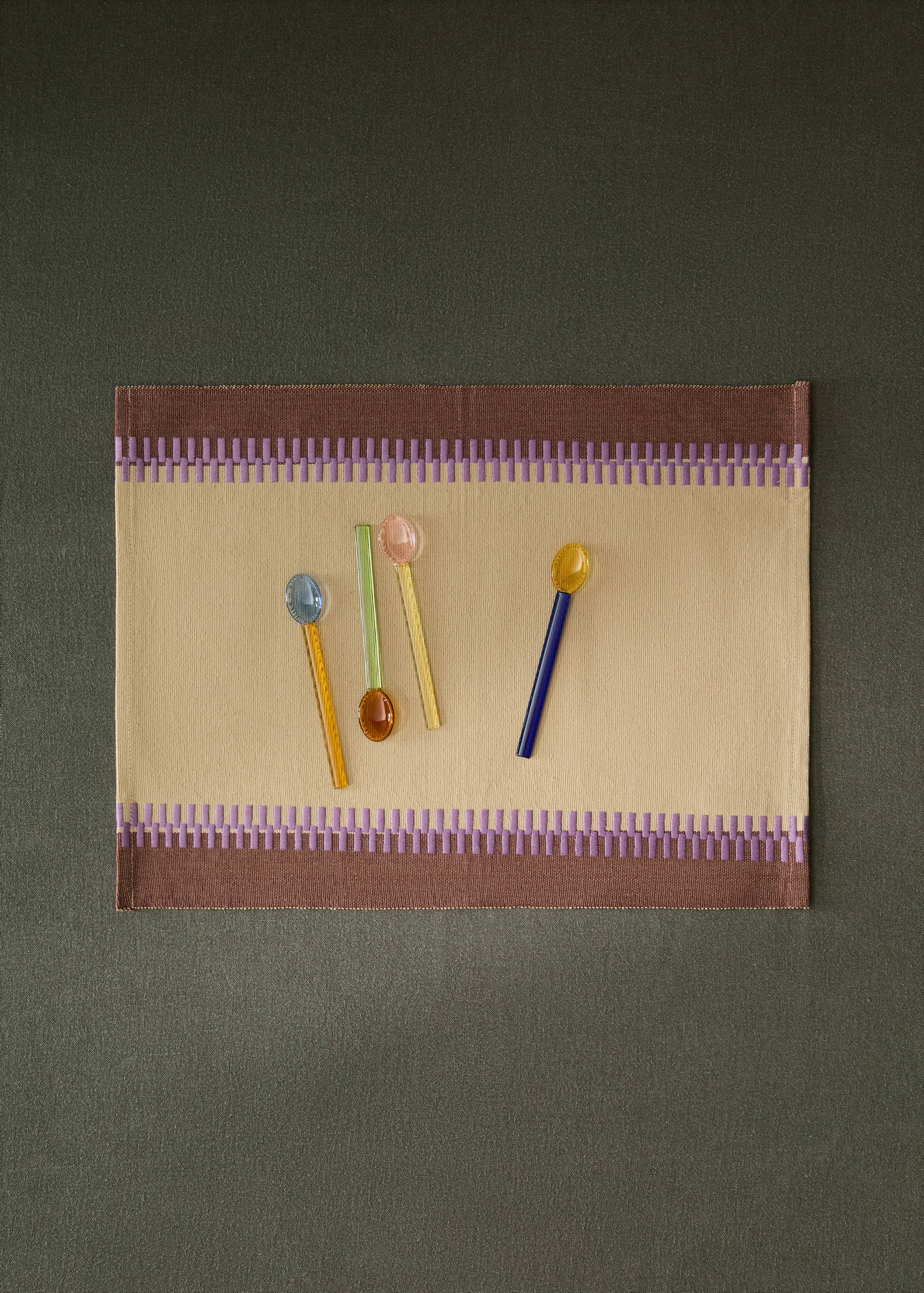 Embroidered contrast table mat - General plane