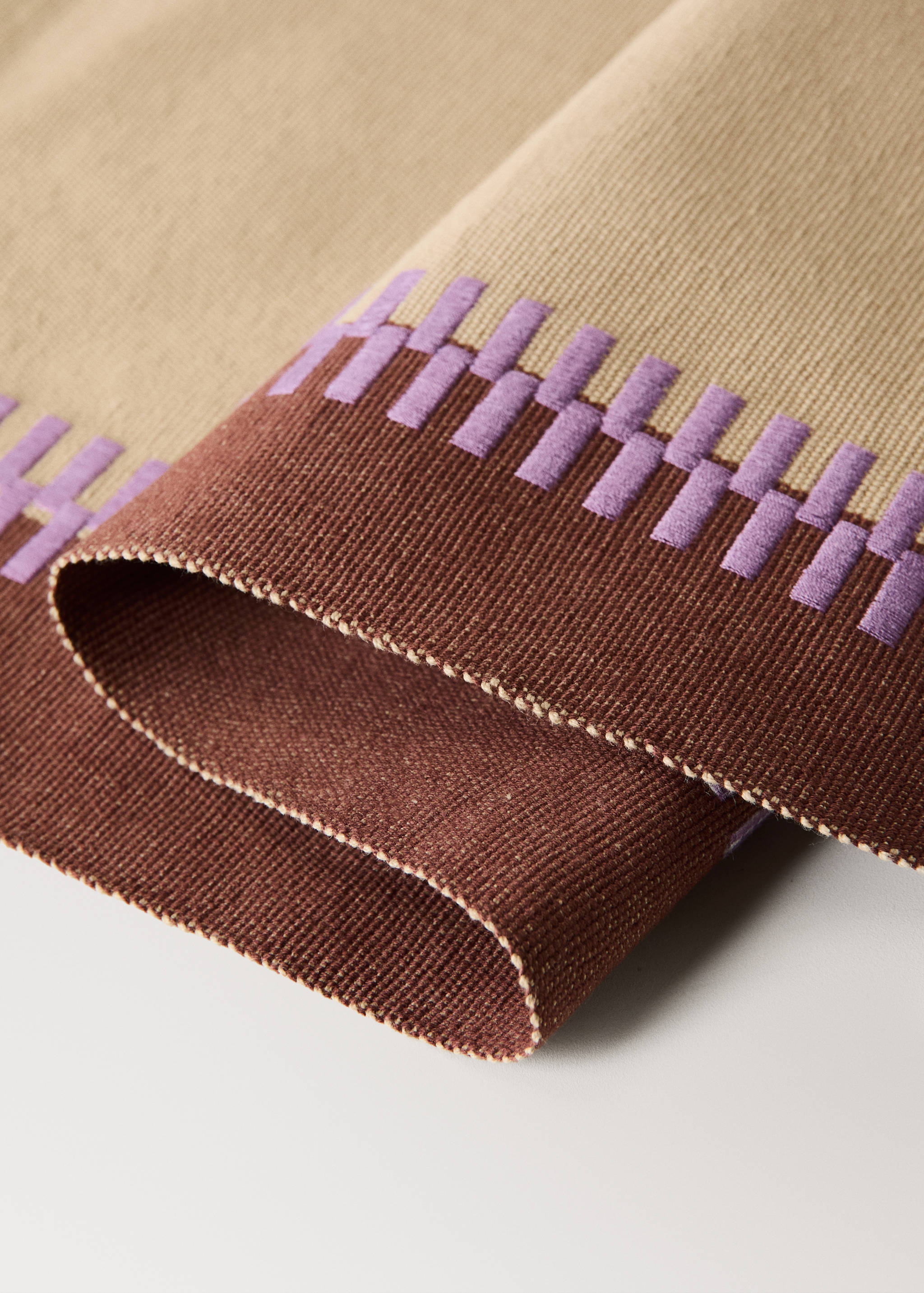 Embroidered contrast table mat - Details of the article 1