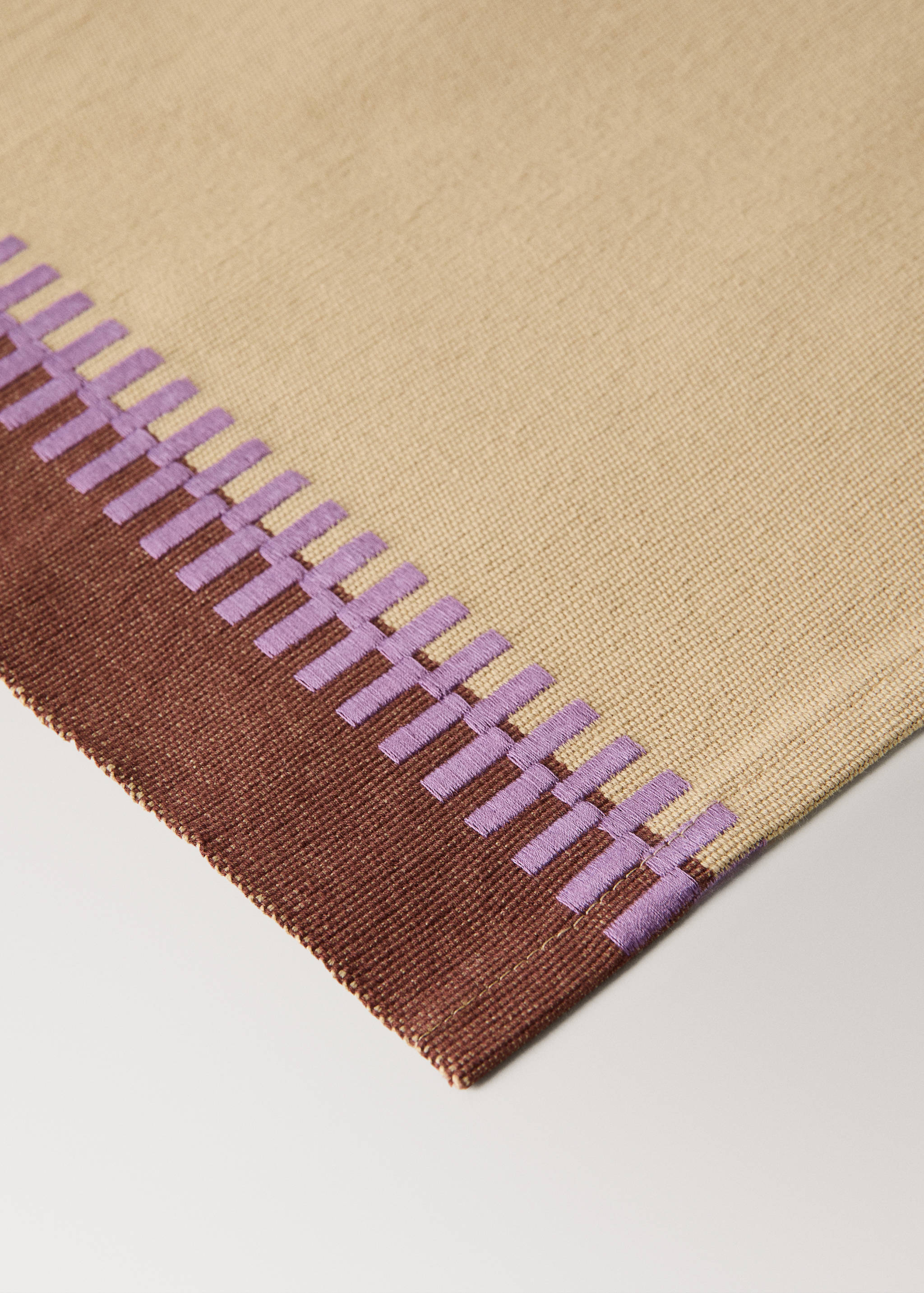 Embroidered contrast table mat - Details of the article 2