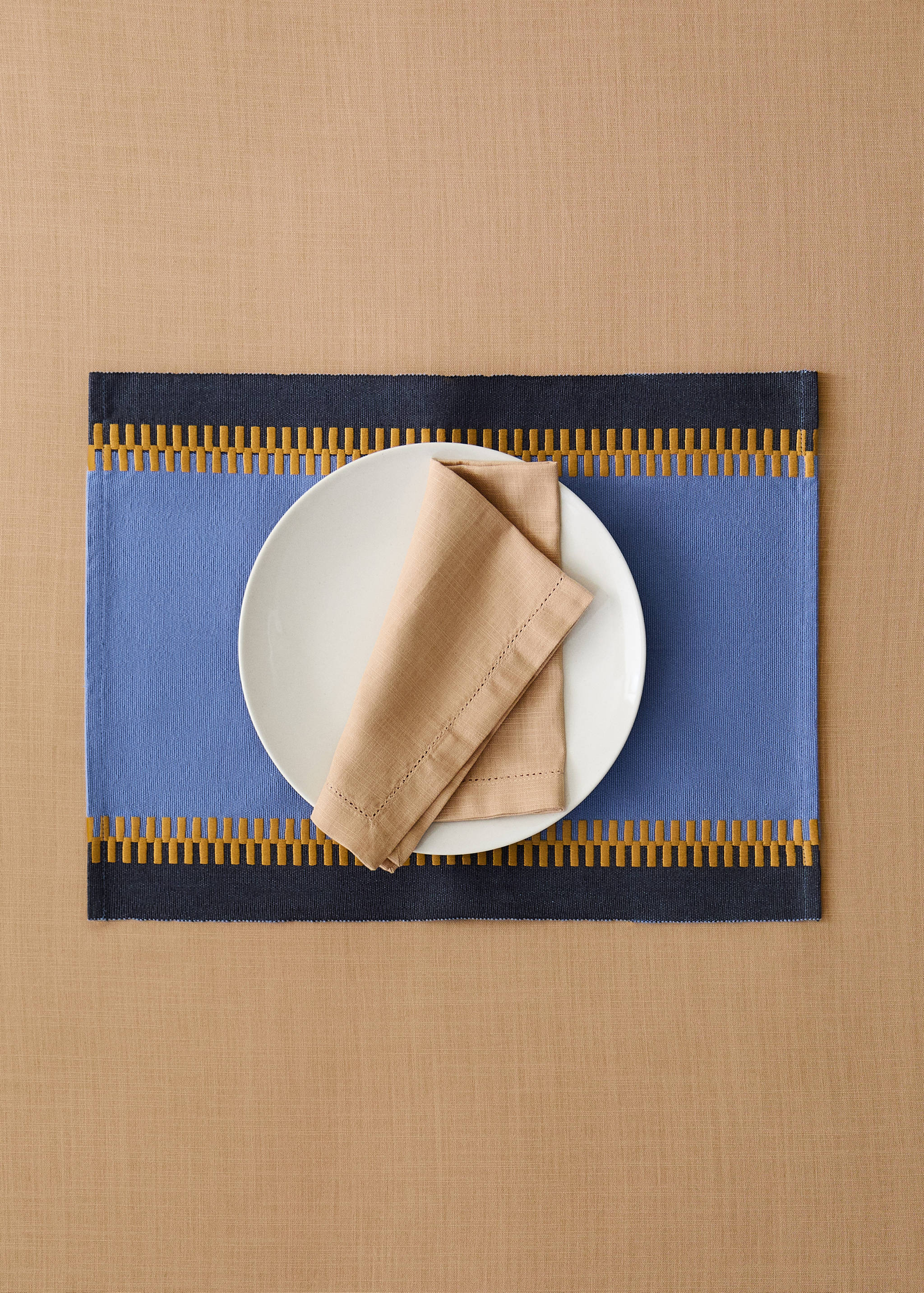 Embroidered contrast table mat - General plane
