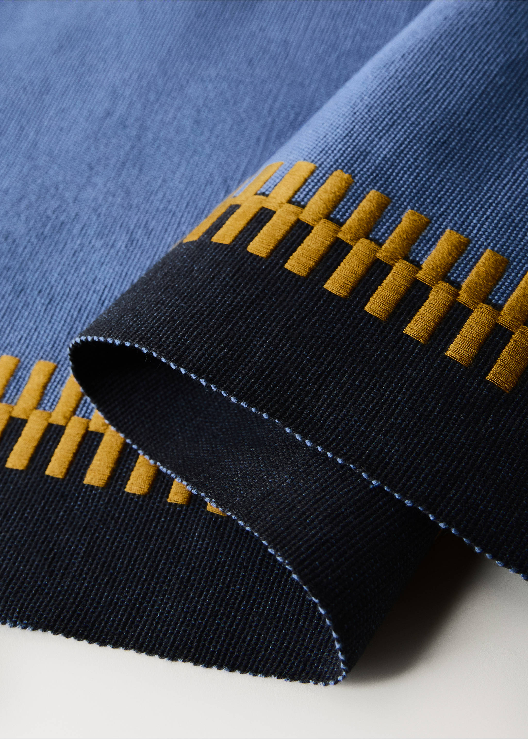 Embroidered contrast table mat - Details of the article 1, Blue. Ref: 37052924-00.