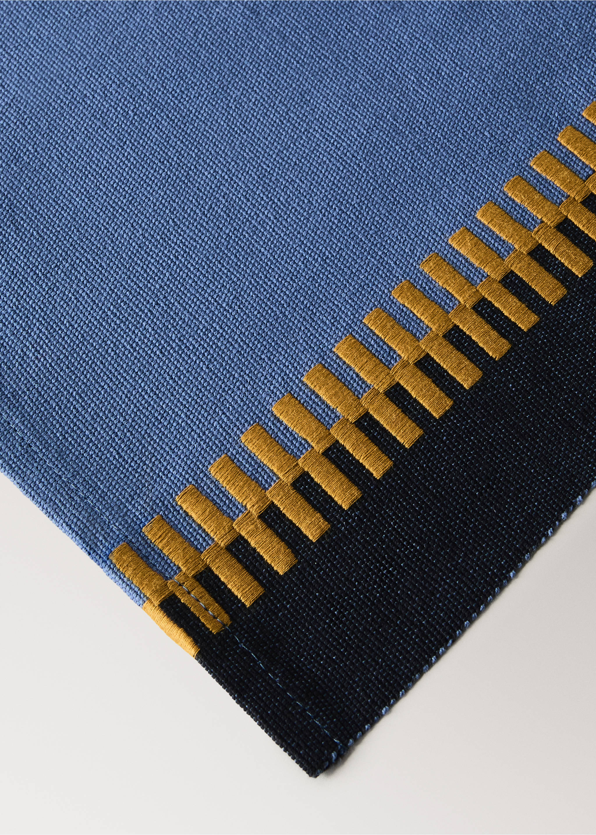 Embroidered contrast table mat - Details of the article 2, Blue. Ref: 37052924-00.
