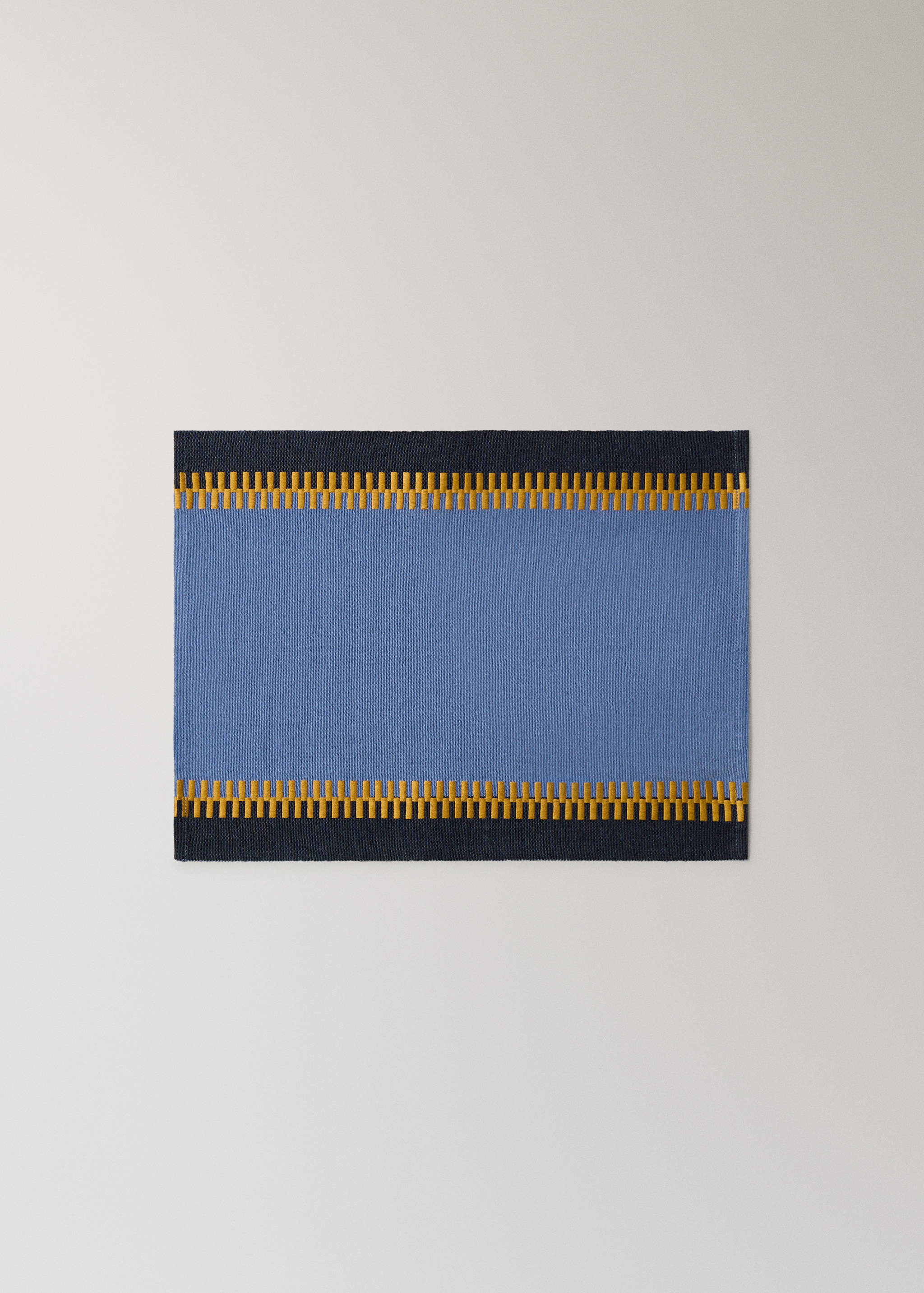 Embroidered contrast table mat - Article without model