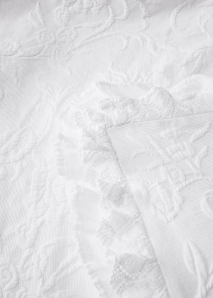 Tagesdecke aus Baumwolljacquard mit Blumenmuster und Volant, Bett 180/200 cm — Weiß