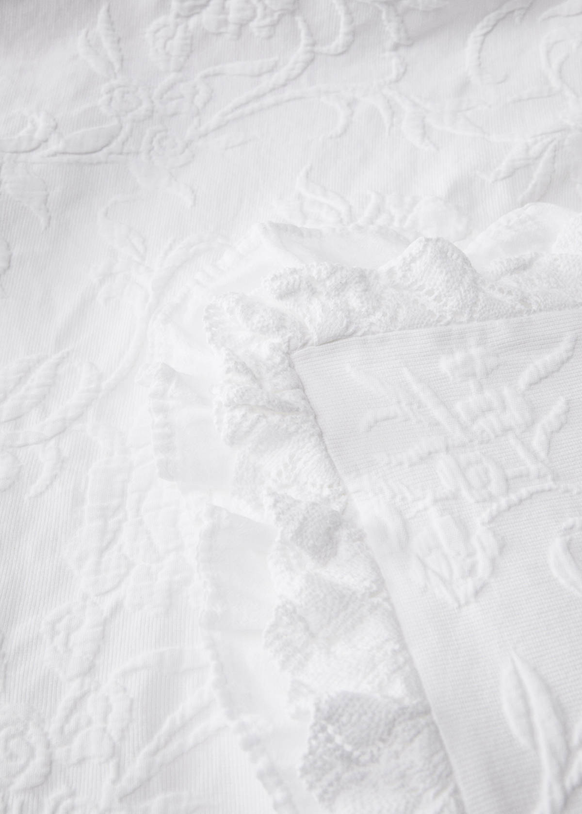 Tagesdecke aus Baumwolljacquard mit Blumenmuster und Volant, Bett 180/200 cm — Weiß