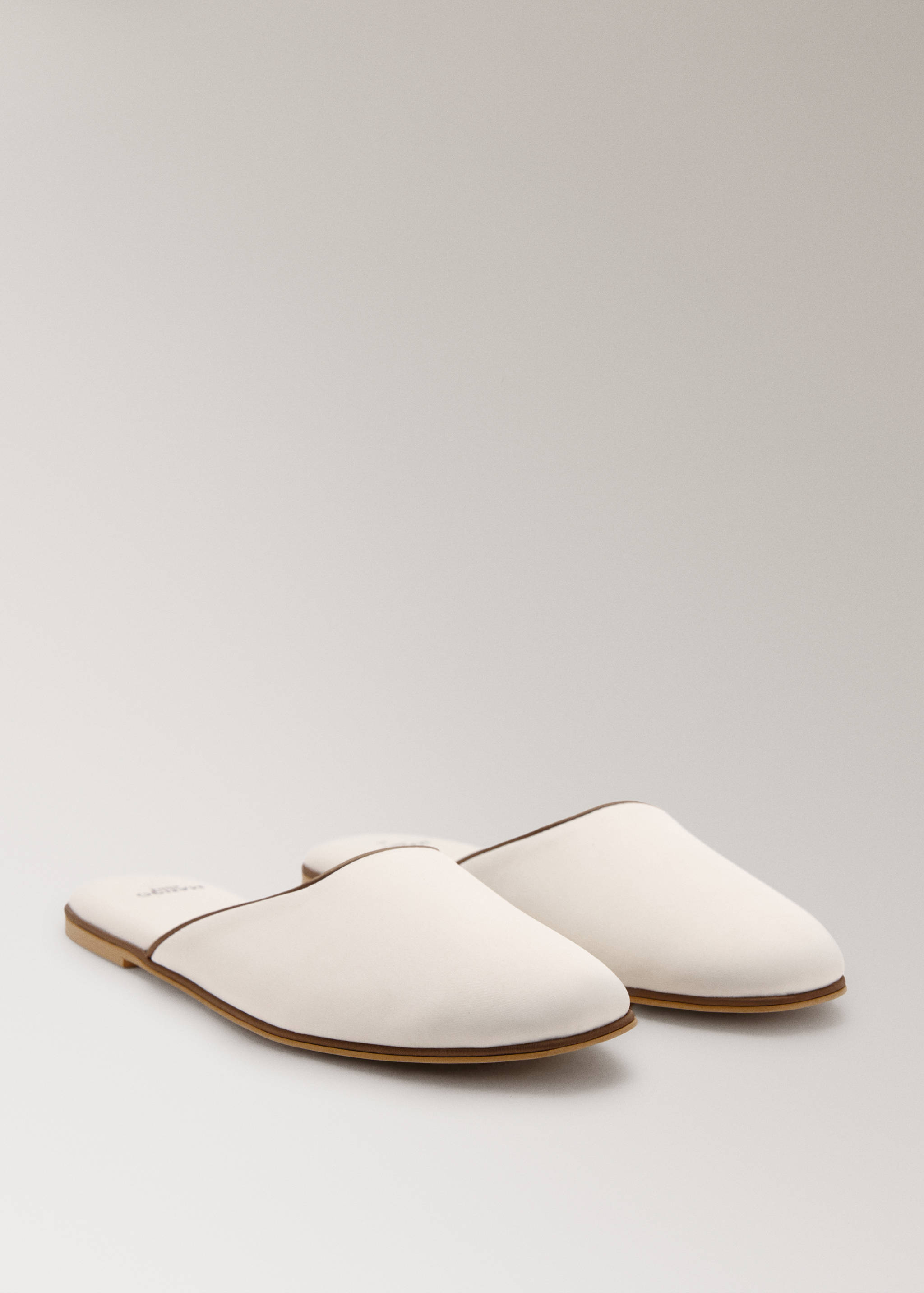 Flat slippers with contrast piping - Medium plane