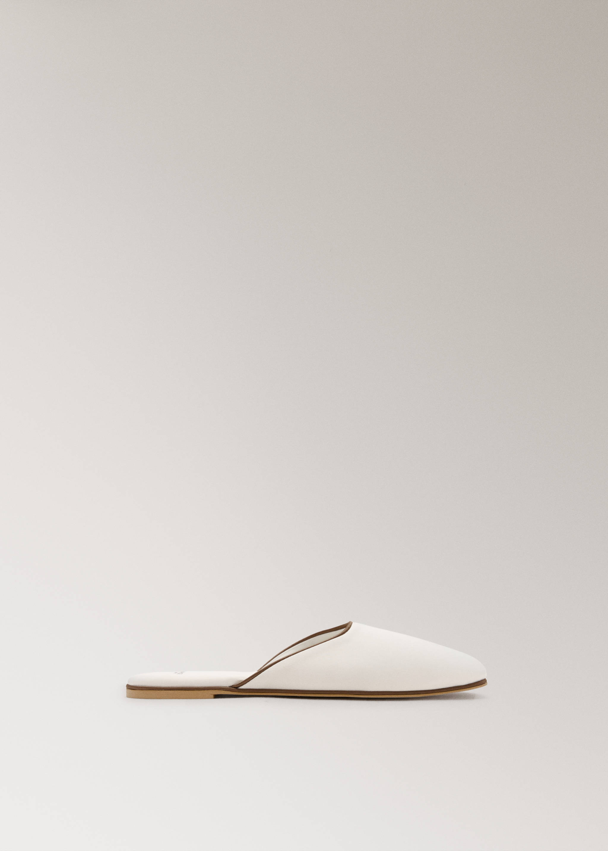 Flat slippers with contrast piping - Article without model