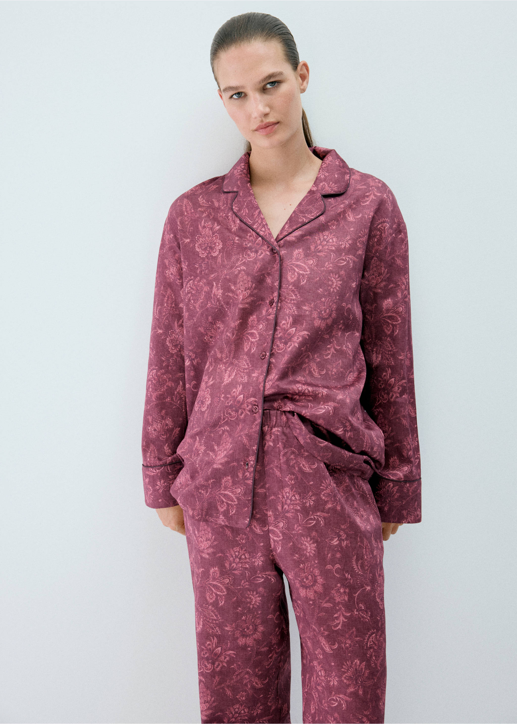 Printed pyjama trousers with piping - Details of the article 1, Burgundy. Ref: 37052933-00.